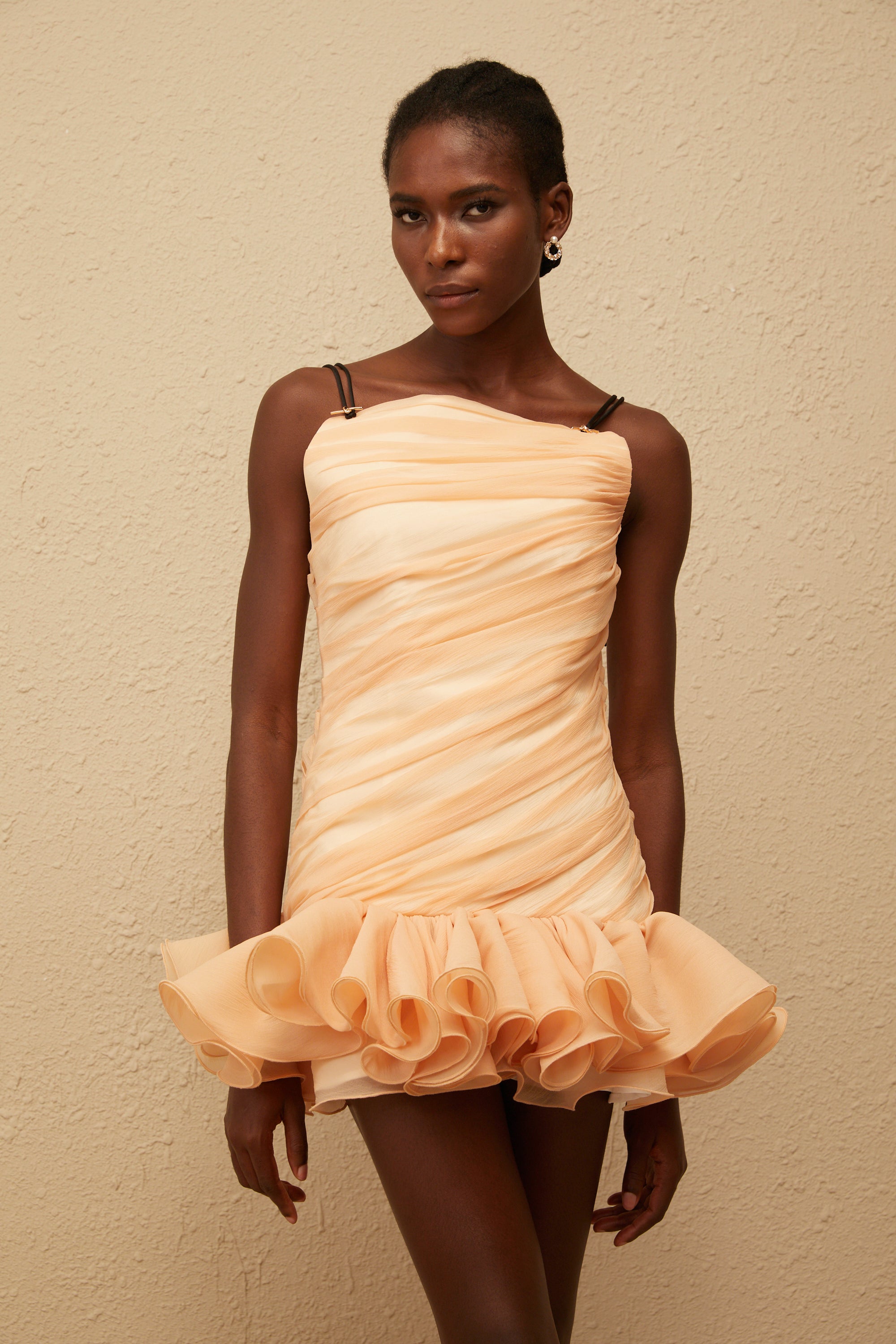 ميلودي فستان قصير مكشكش محايد