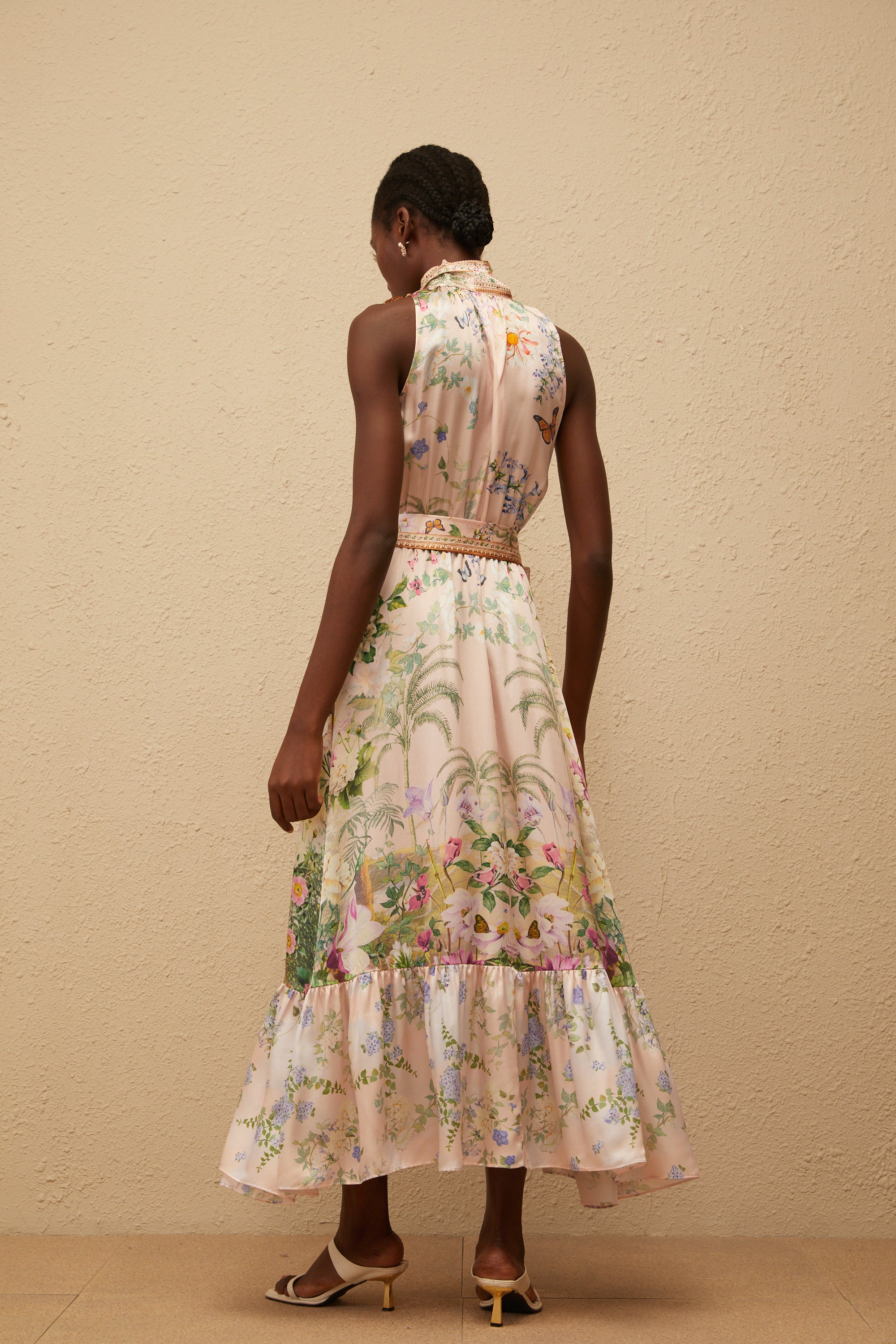 Madeleine – Neutrales Maxikleid aus Satin mit Blumendruck