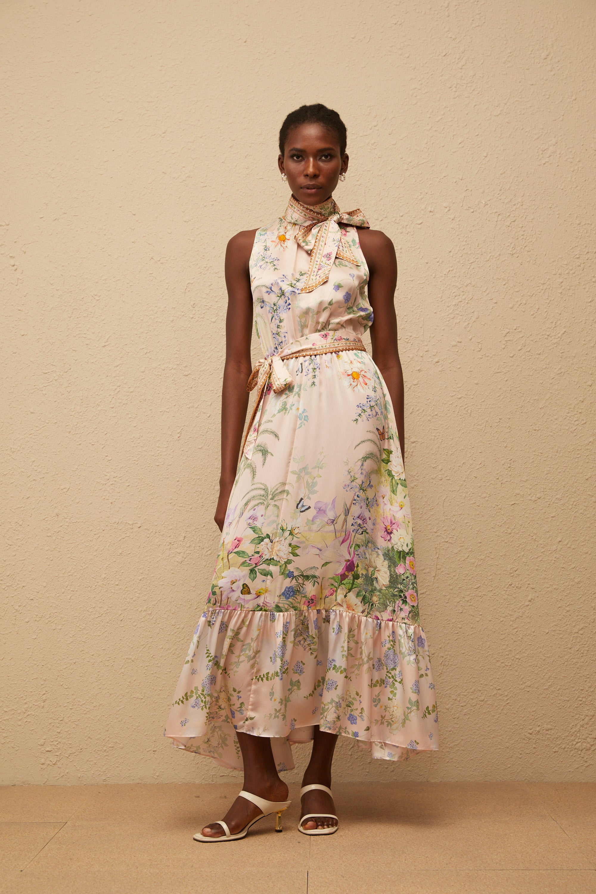 Madeleine – Neutrales Maxikleid aus Satin mit Blumendruck