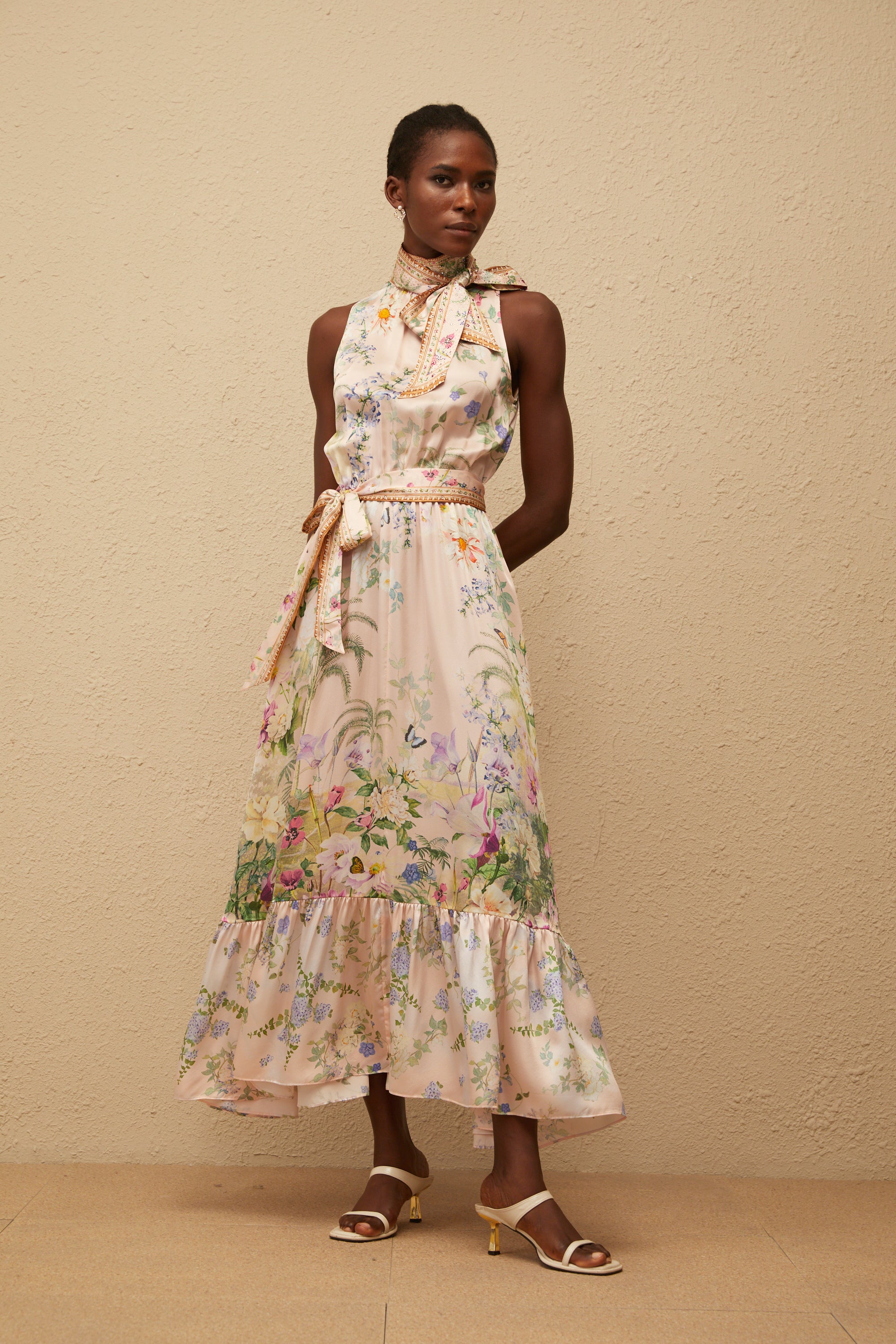 Madeleine – Neutrales Maxikleid aus Satin mit Blumendruck