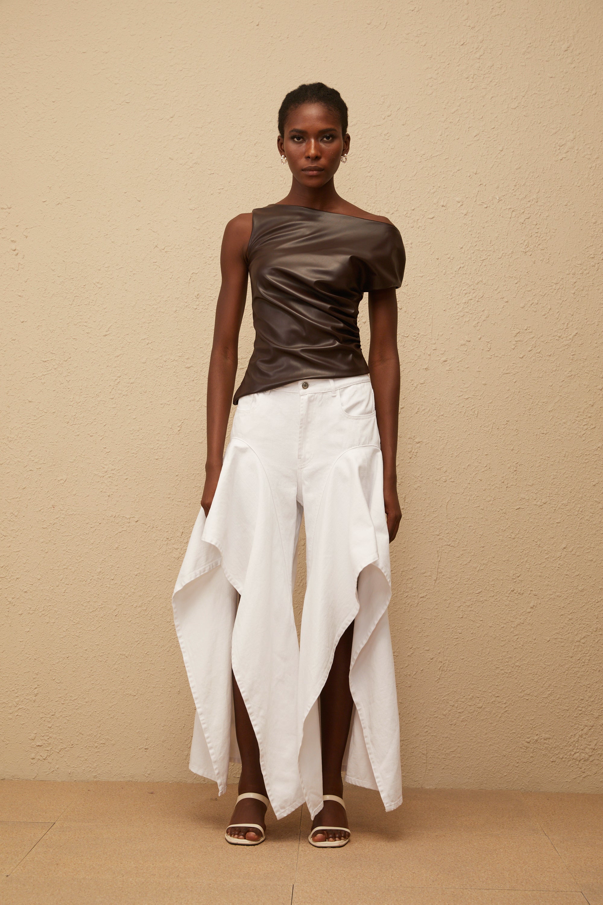 بلوزة ناديا براون الجلدية غير المتماثلة