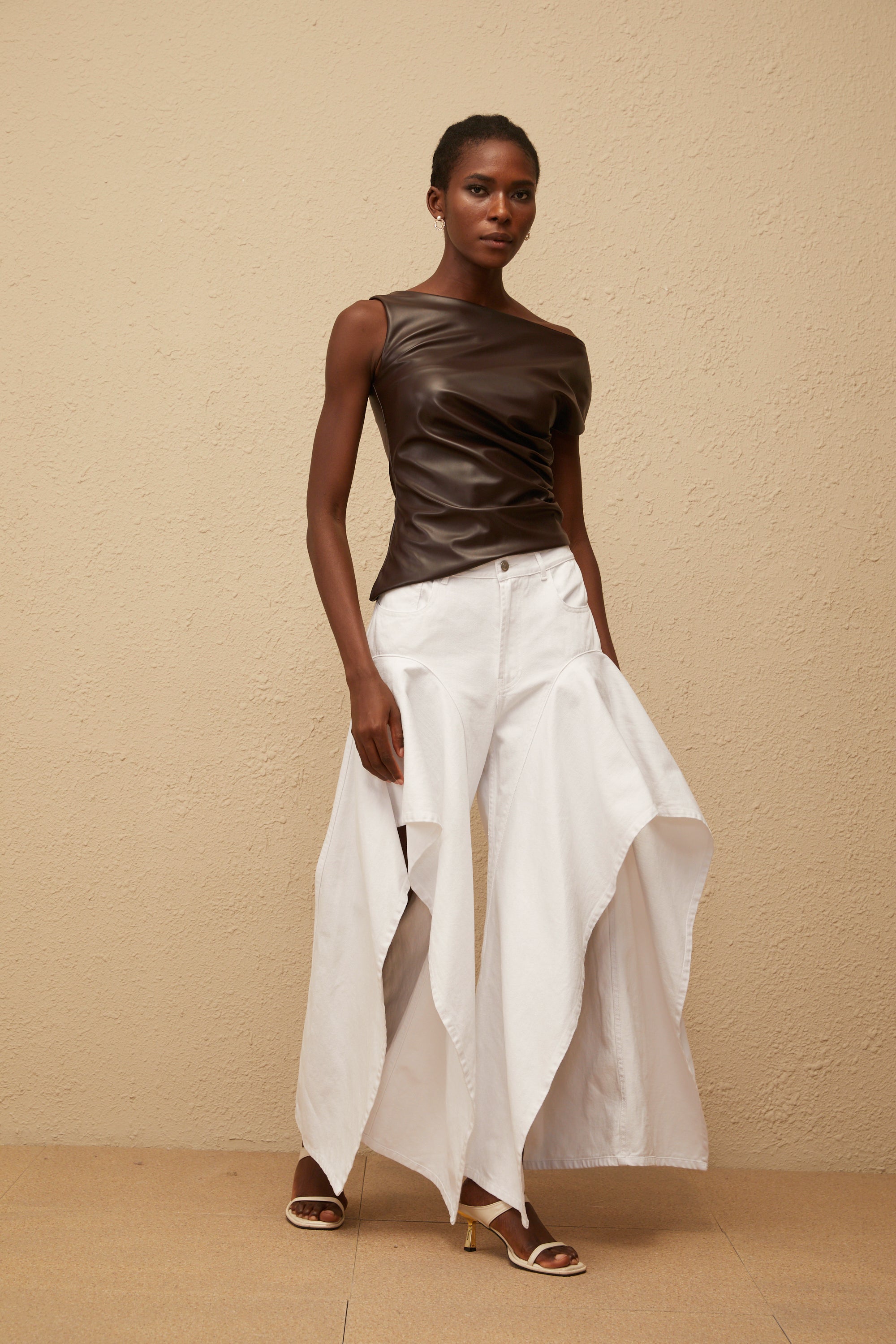 بلوزة ناديا براون الجلدية غير المتماثلة