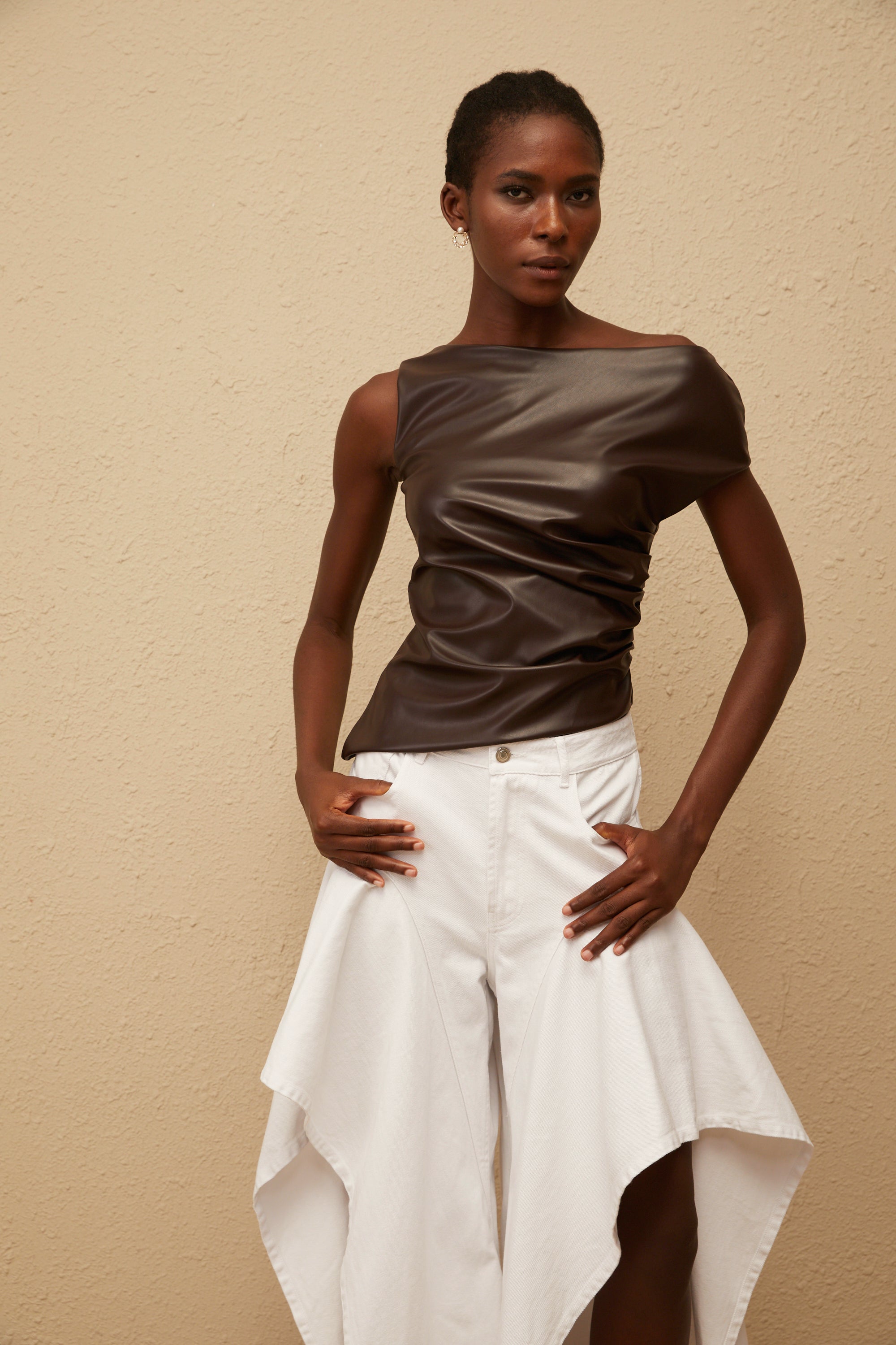 بلوزة ناديا براون الجلدية غير المتماثلة