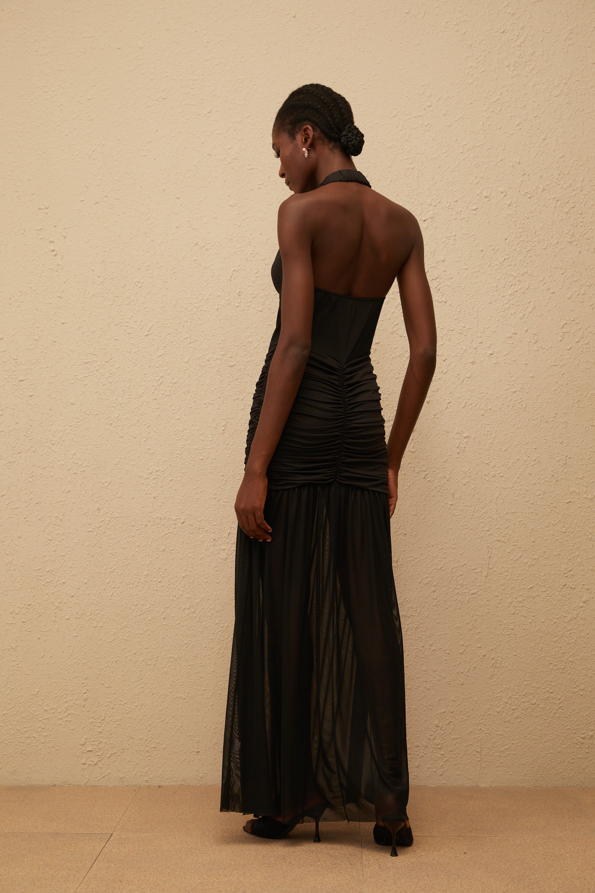 فستان ليانا ماكسي أسود من القماش الشبكي مع كشكشة