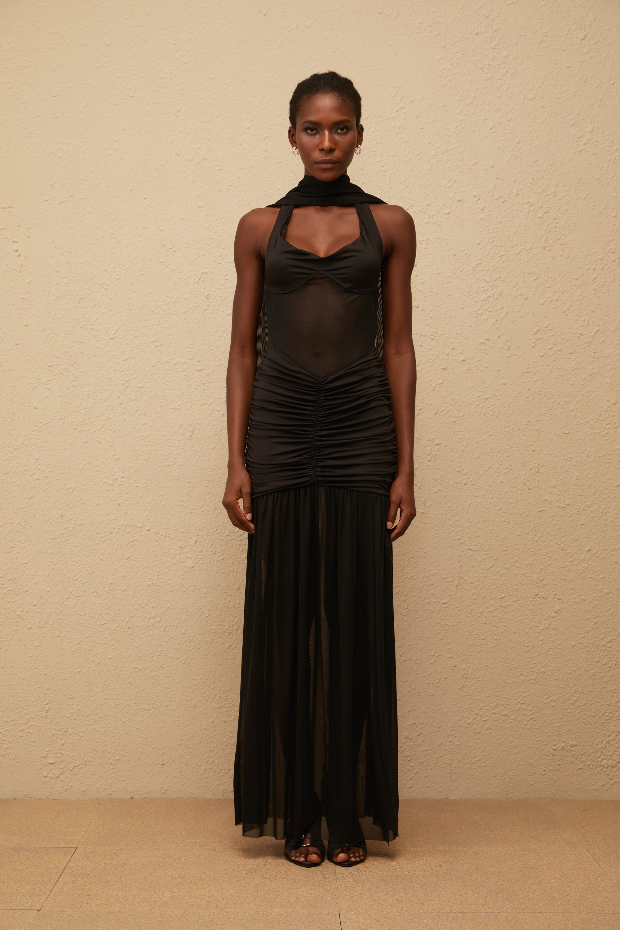 فستان ليانا ماكسي أسود من القماش الشبكي مع كشكشة