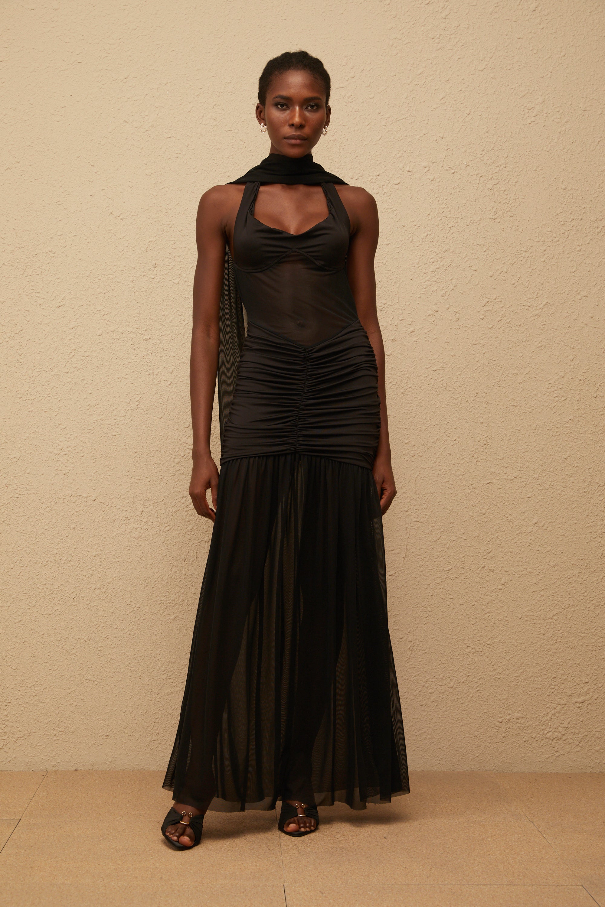 فستان ليانا ماكسي أسود من القماش الشبكي مع كشكشة