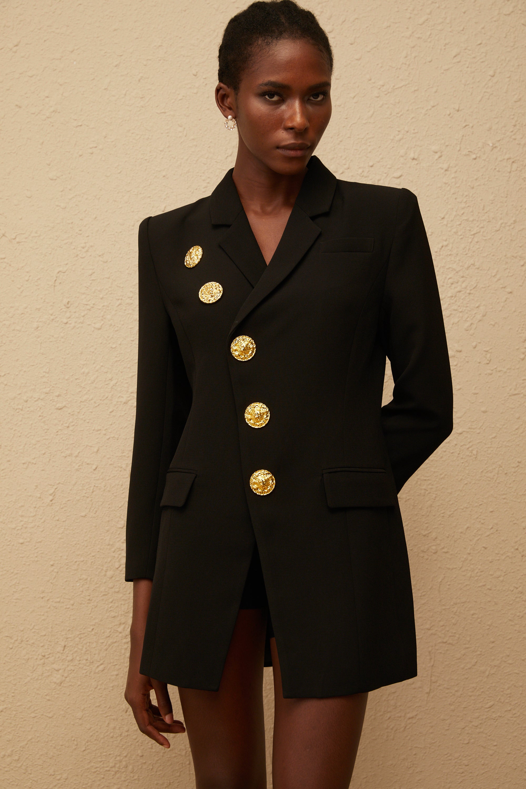 Clémence Schwarzer Blazer mit diagonaler Knopfleiste