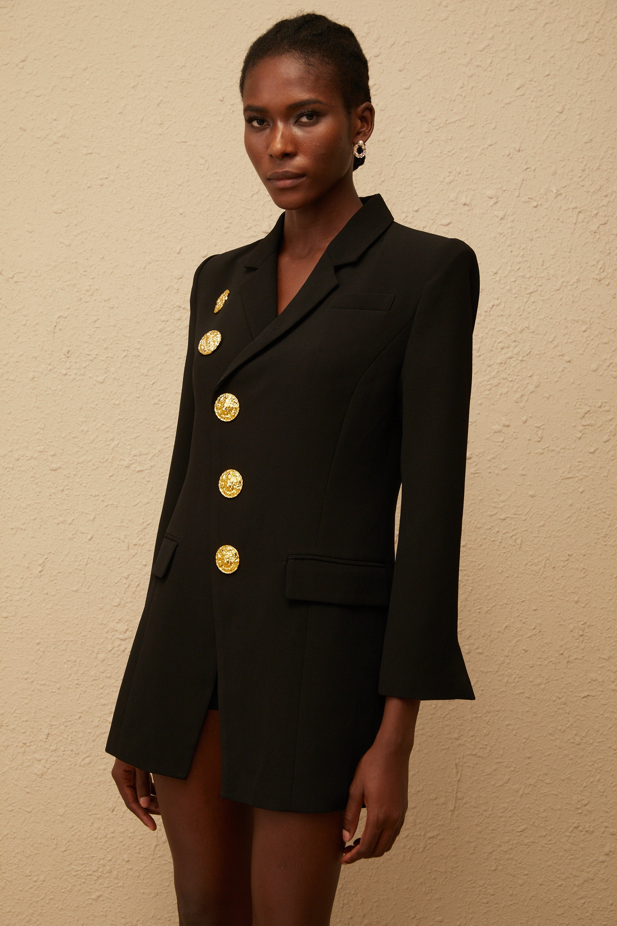 Clémence Schwarzer Blazer mit diagonaler Knopfleiste