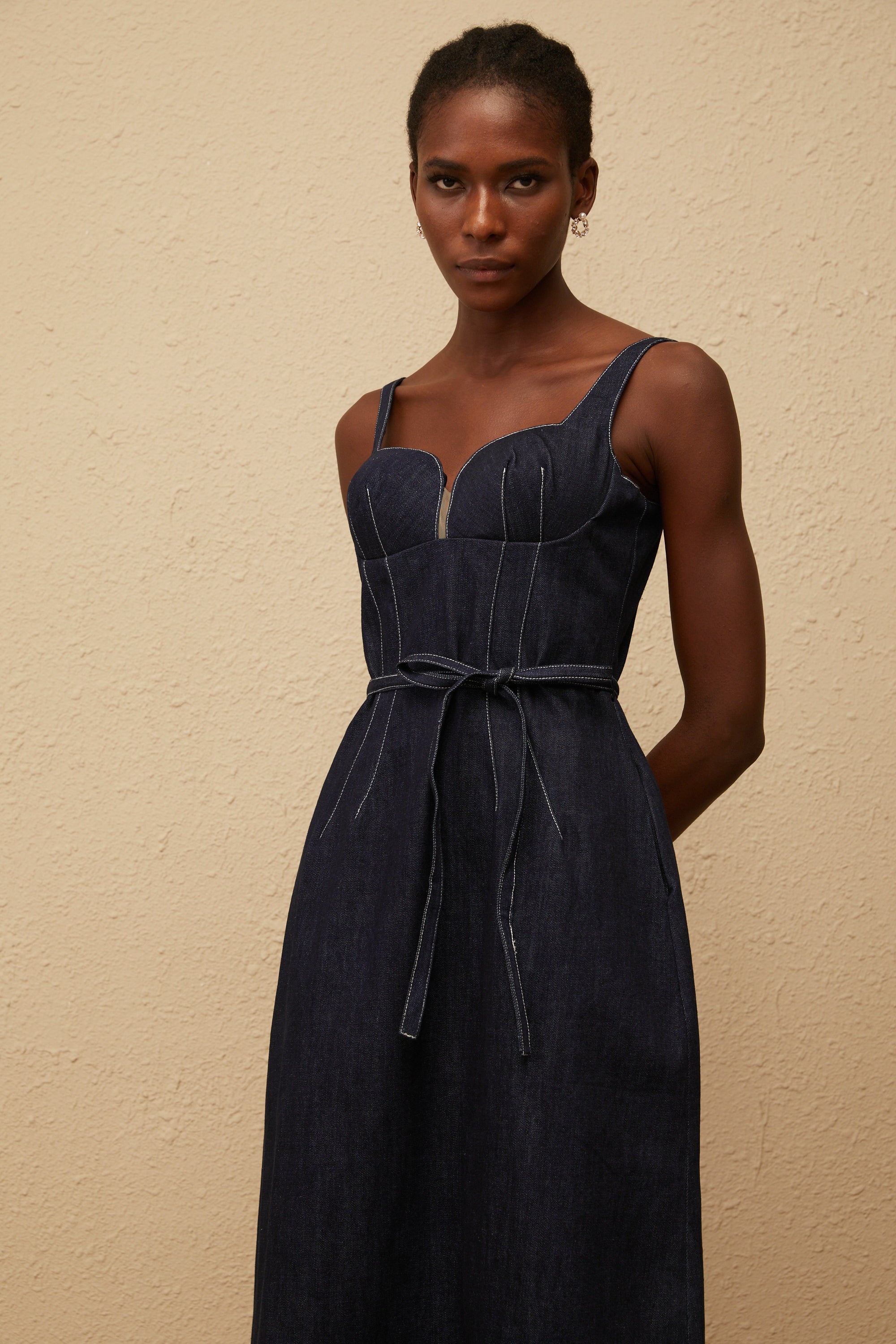 فستان Éclat أزرق نيلي متوسط الطول من الدنيم