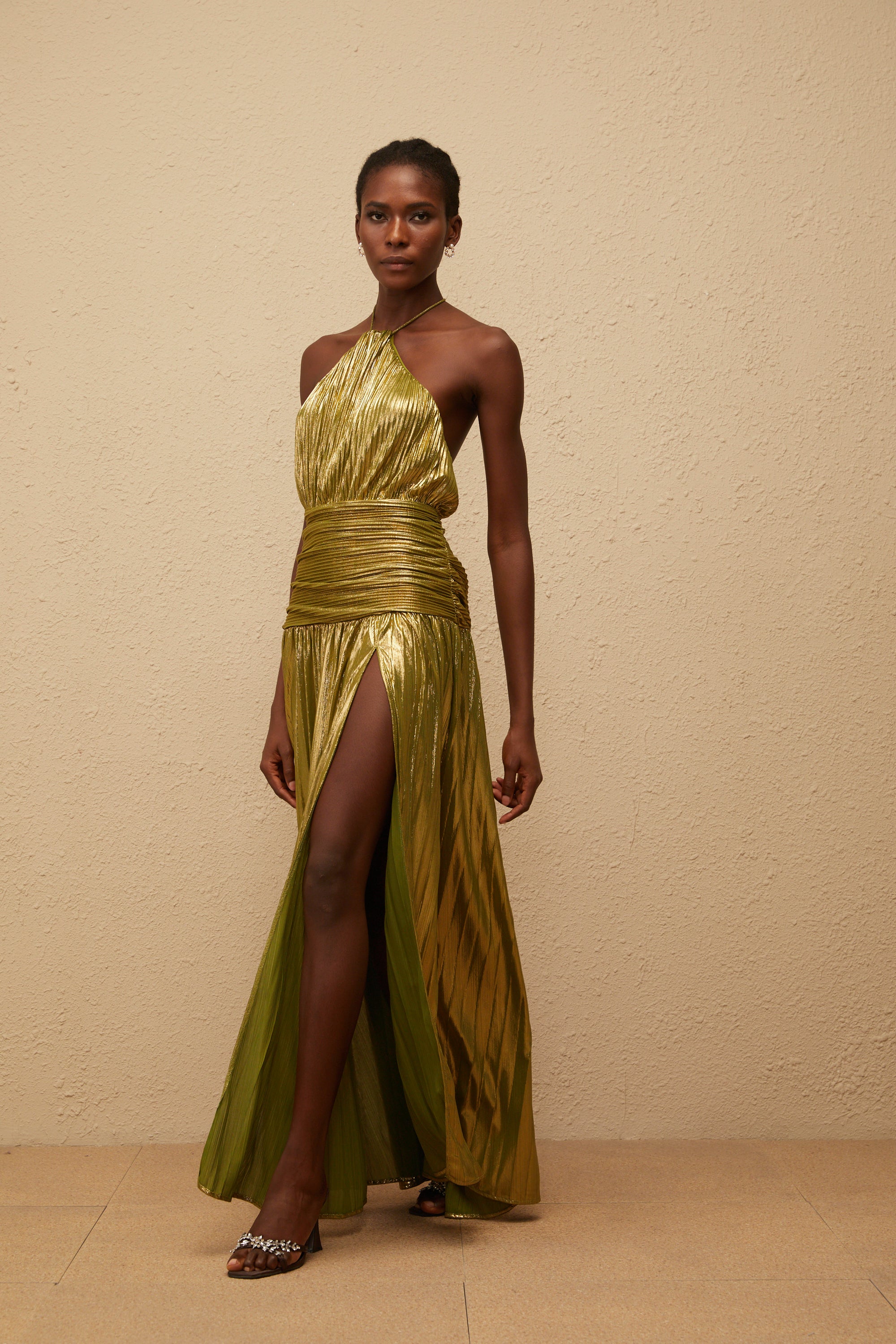 فستان ماكسي مطوية باللون الأخضر اللامع من ألكيمي