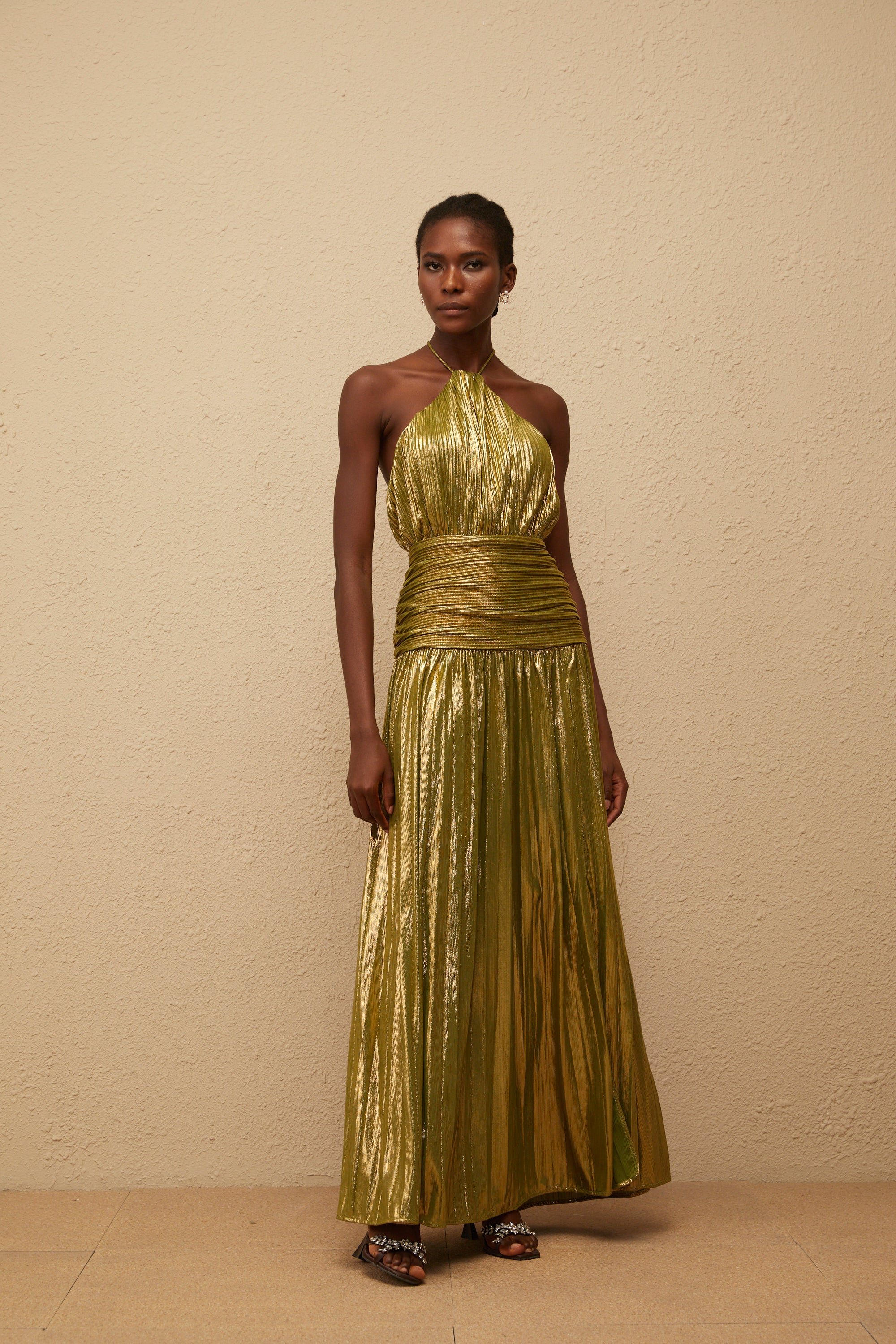 فستان ماكسي مطوية باللون الأخضر اللامع من ألكيمي