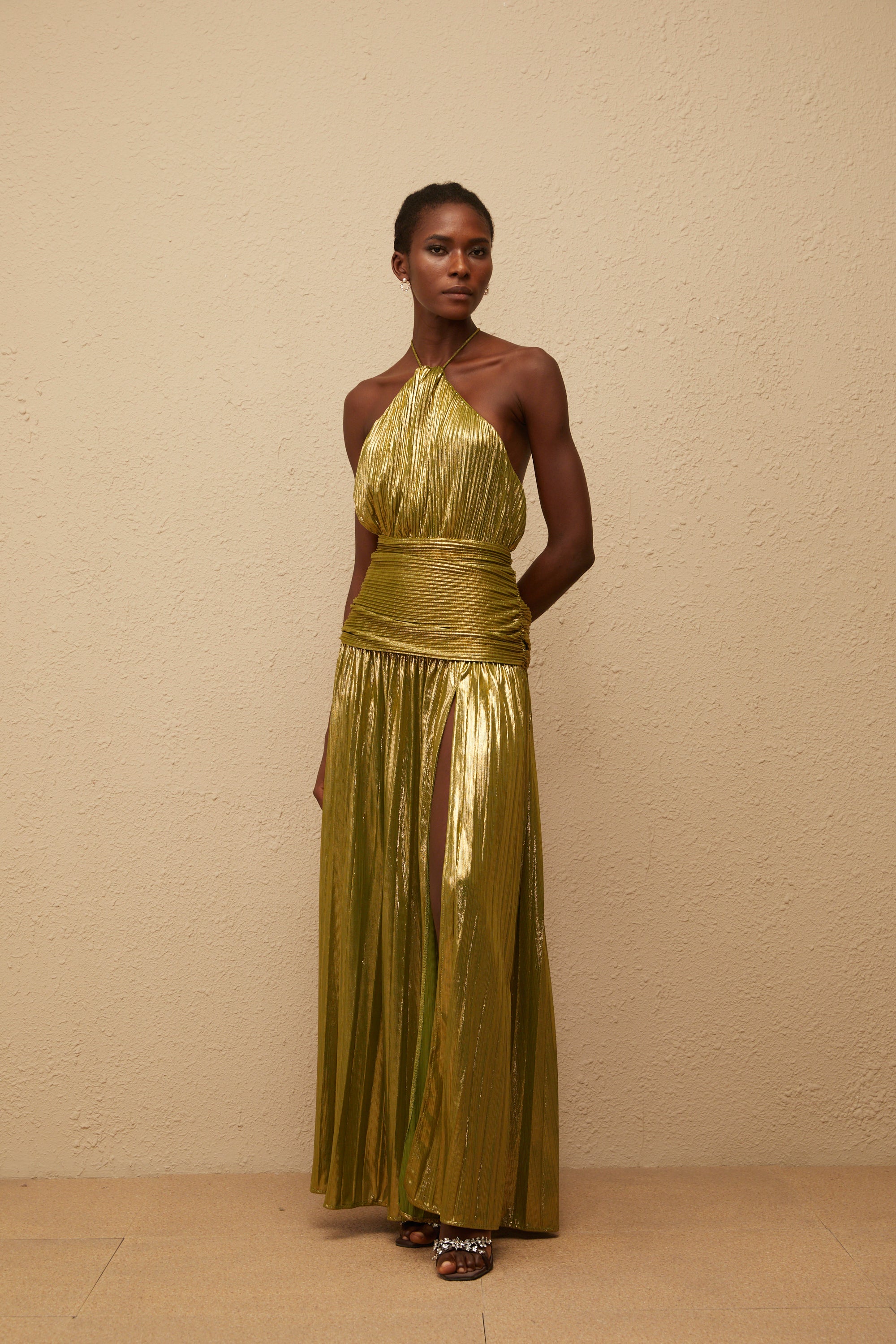 فستان ماكسي مطوية باللون الأخضر اللامع من ألكيمي