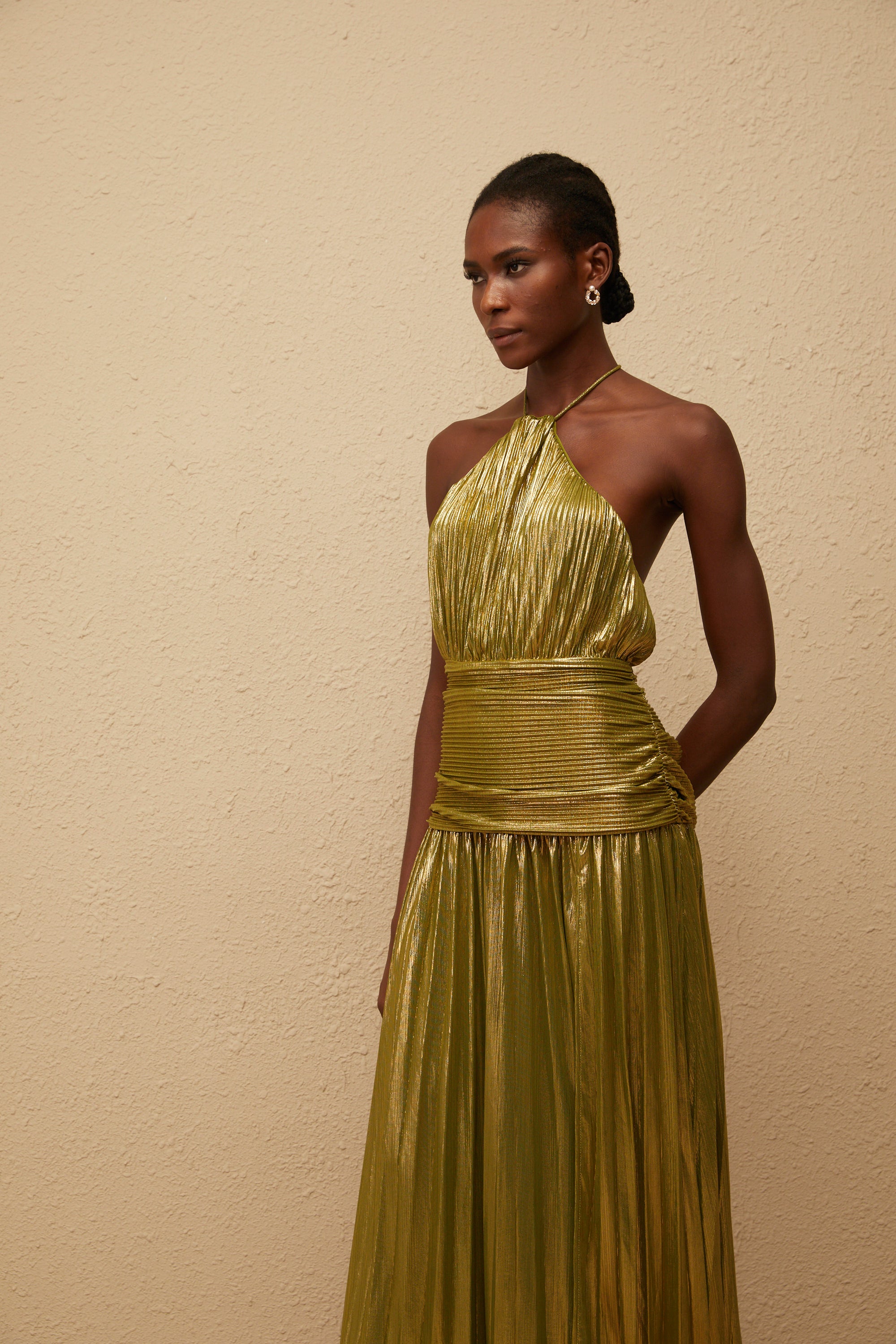 فستان ماكسي مطوية باللون الأخضر اللامع من ألكيمي