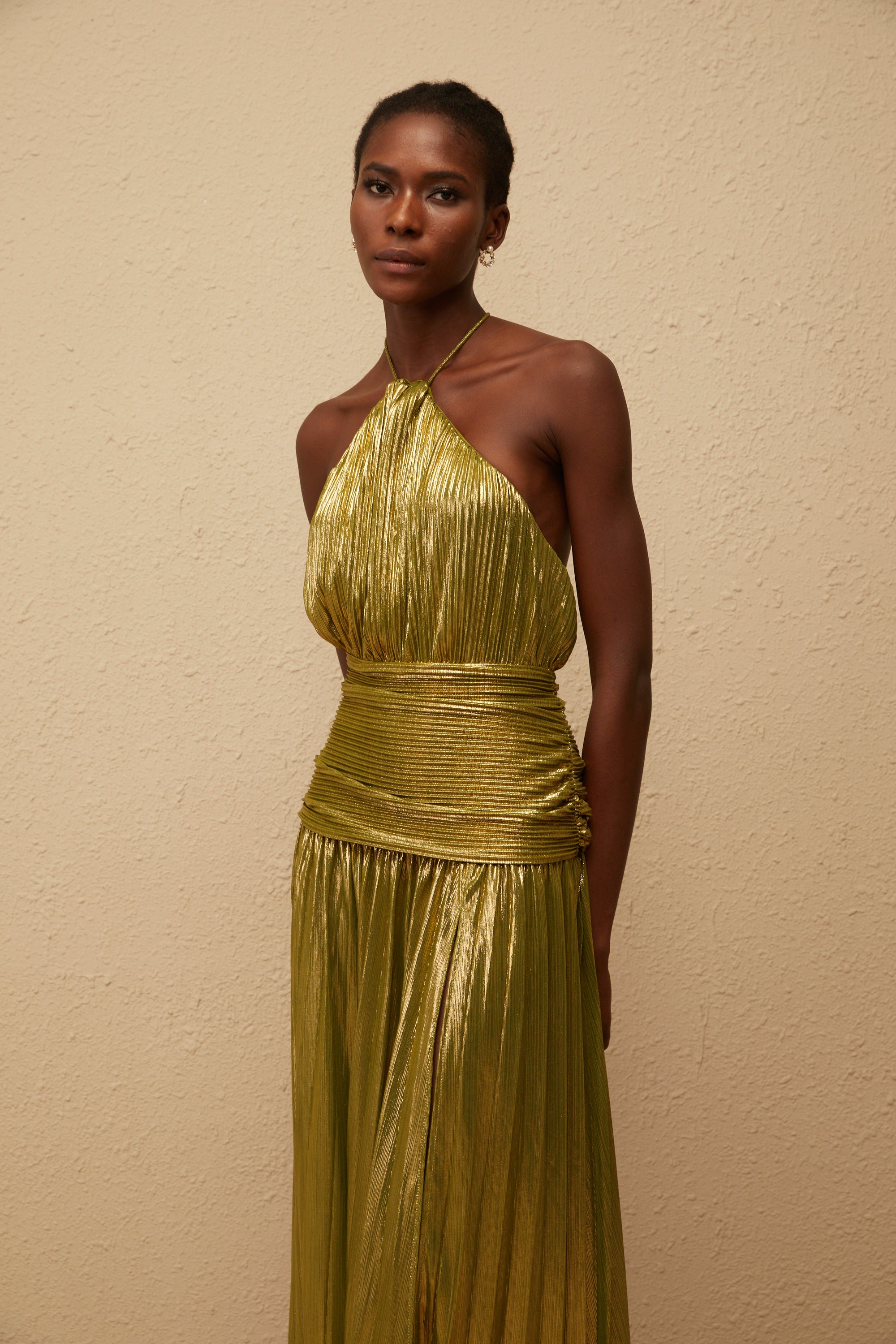 فستان ماكسي مطوية باللون الأخضر اللامع من ألكيمي