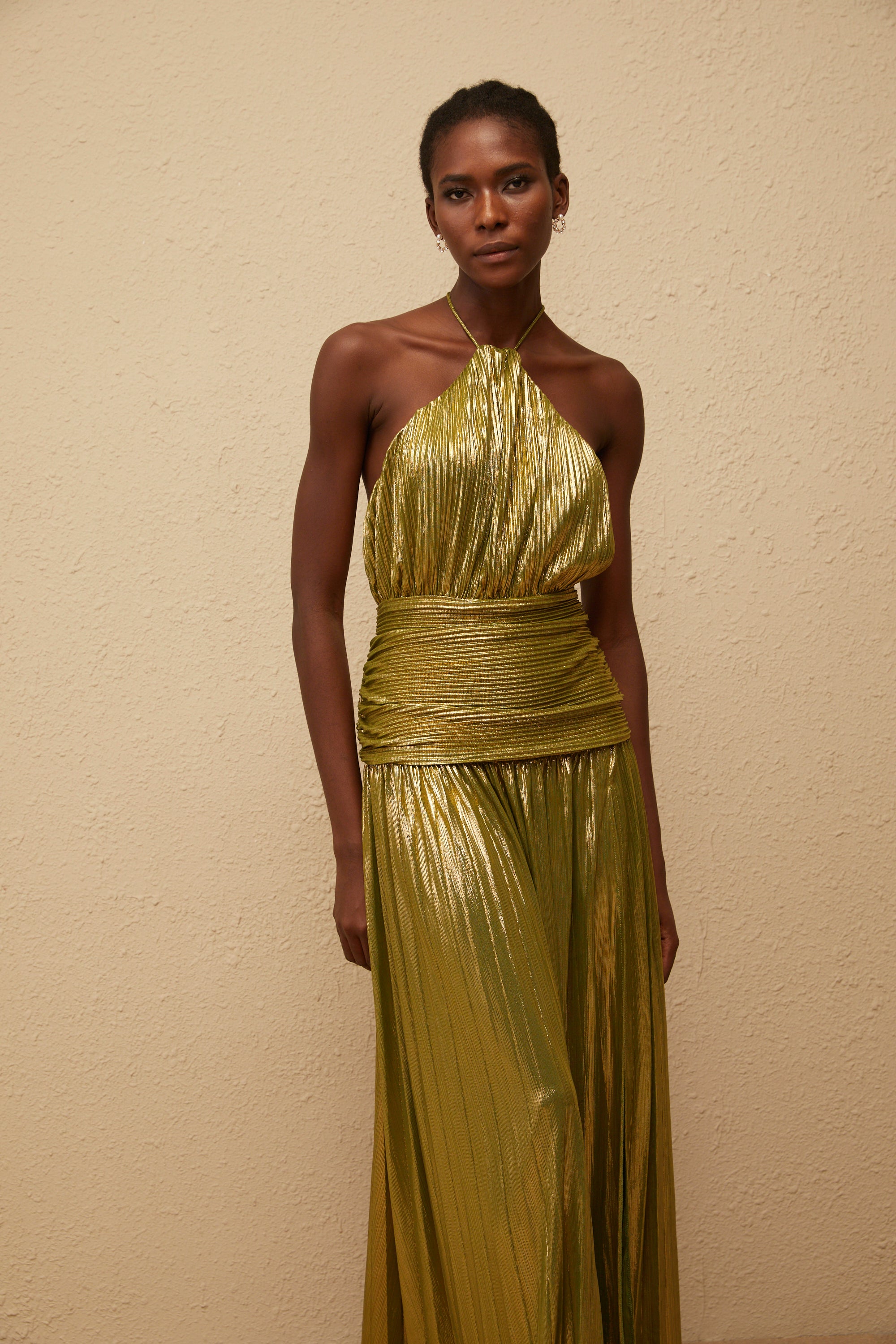 فستان ماكسي مطوية باللون الأخضر اللامع من ألكيمي