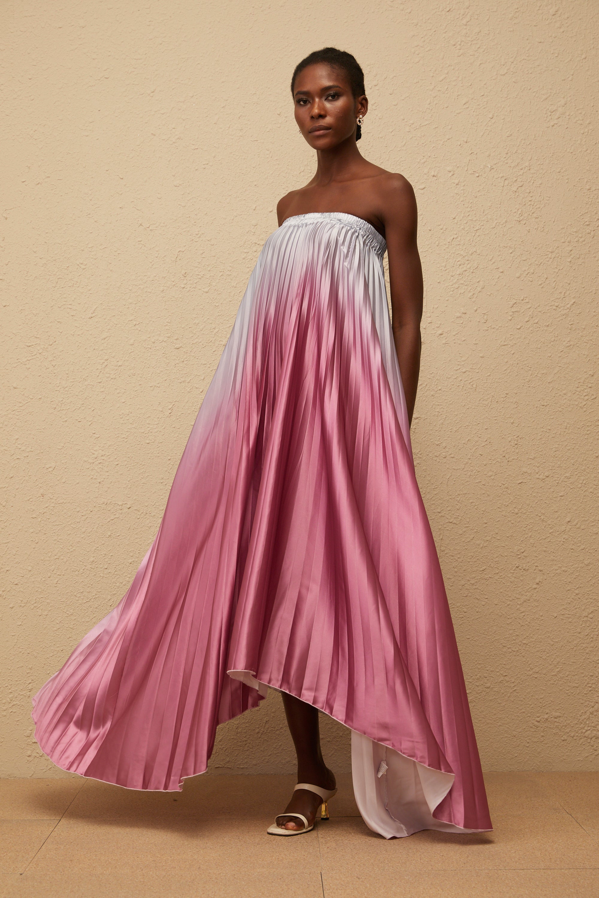 Irini – Plissiertes Maxikleid mit Farbverlauf in Pink