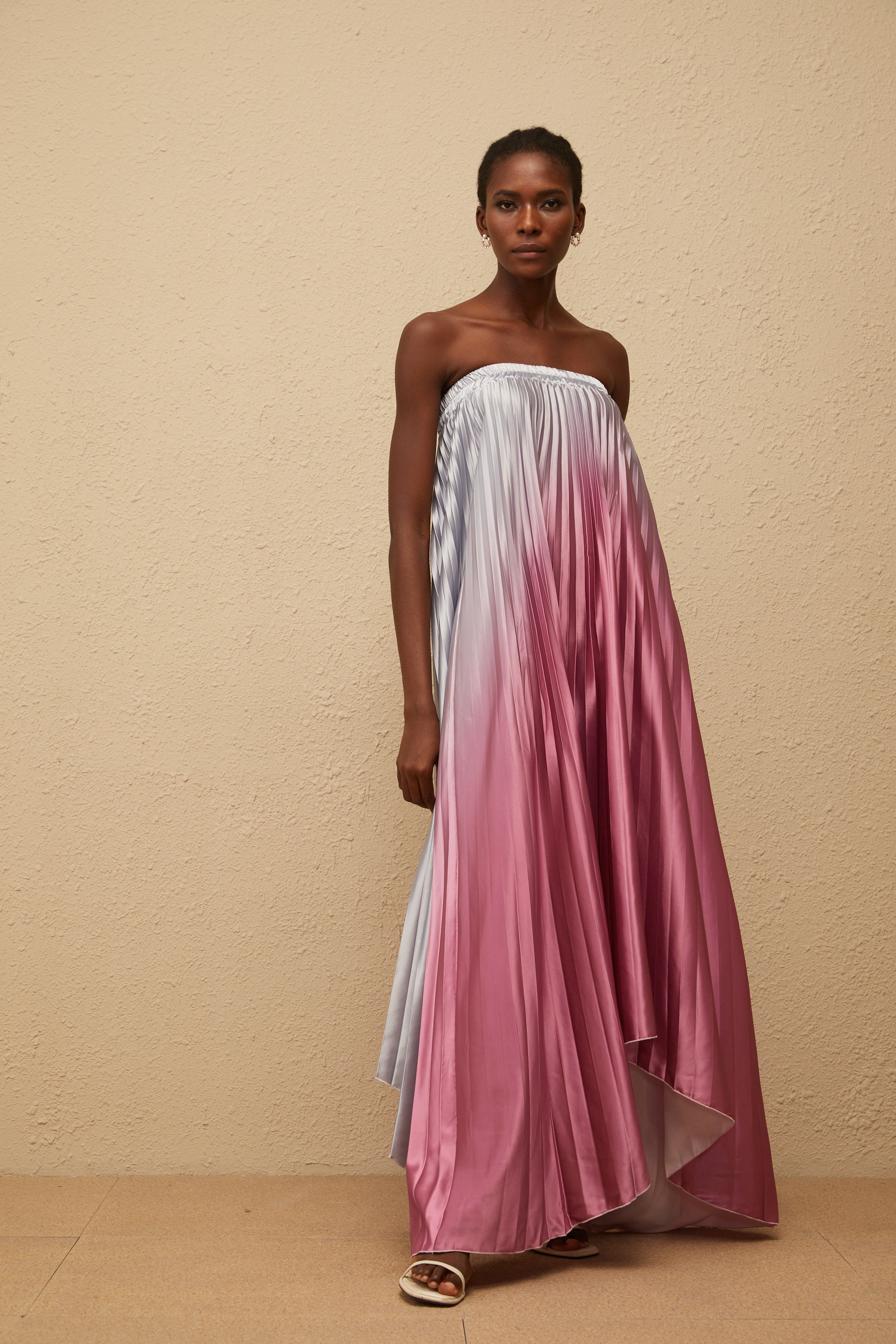 Irini – Plissiertes Maxikleid mit Farbverlauf in Pink