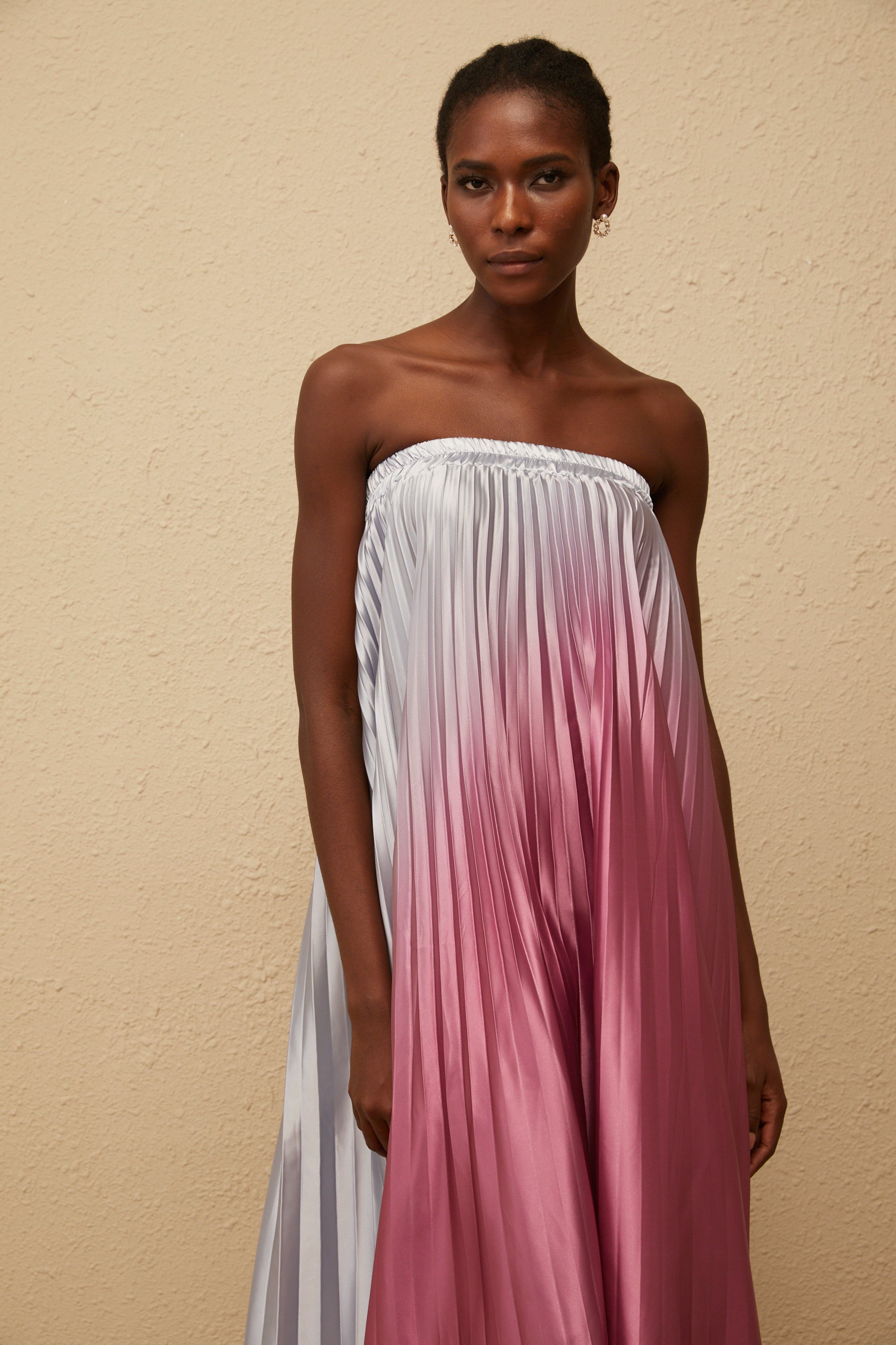 Irini – Plissiertes Maxikleid mit Farbverlauf in Pink