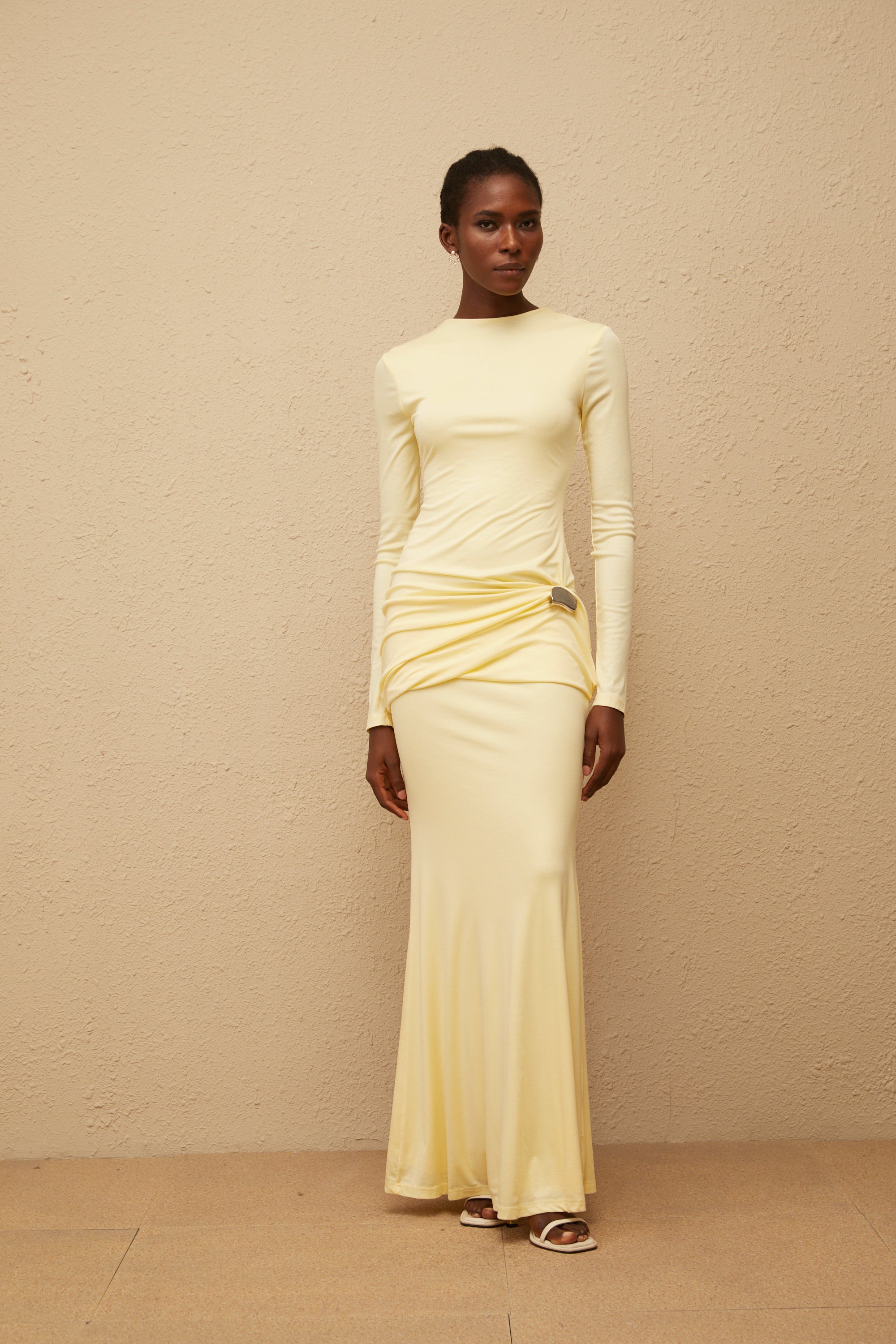 Nolwenn – Gelbes, gerafftes Maxikleid