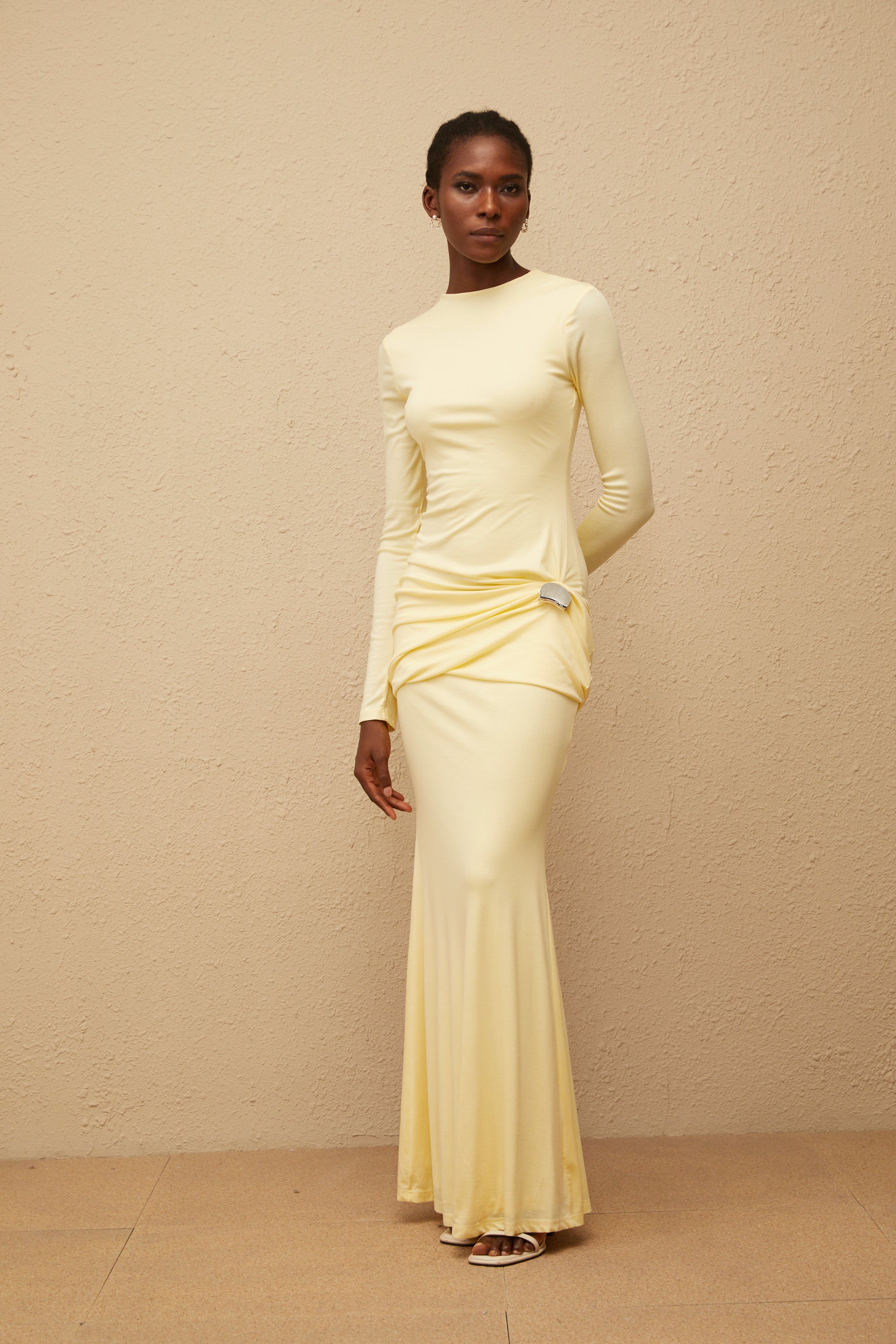 Nolwenn – Gelbes, gerafftes Maxikleid