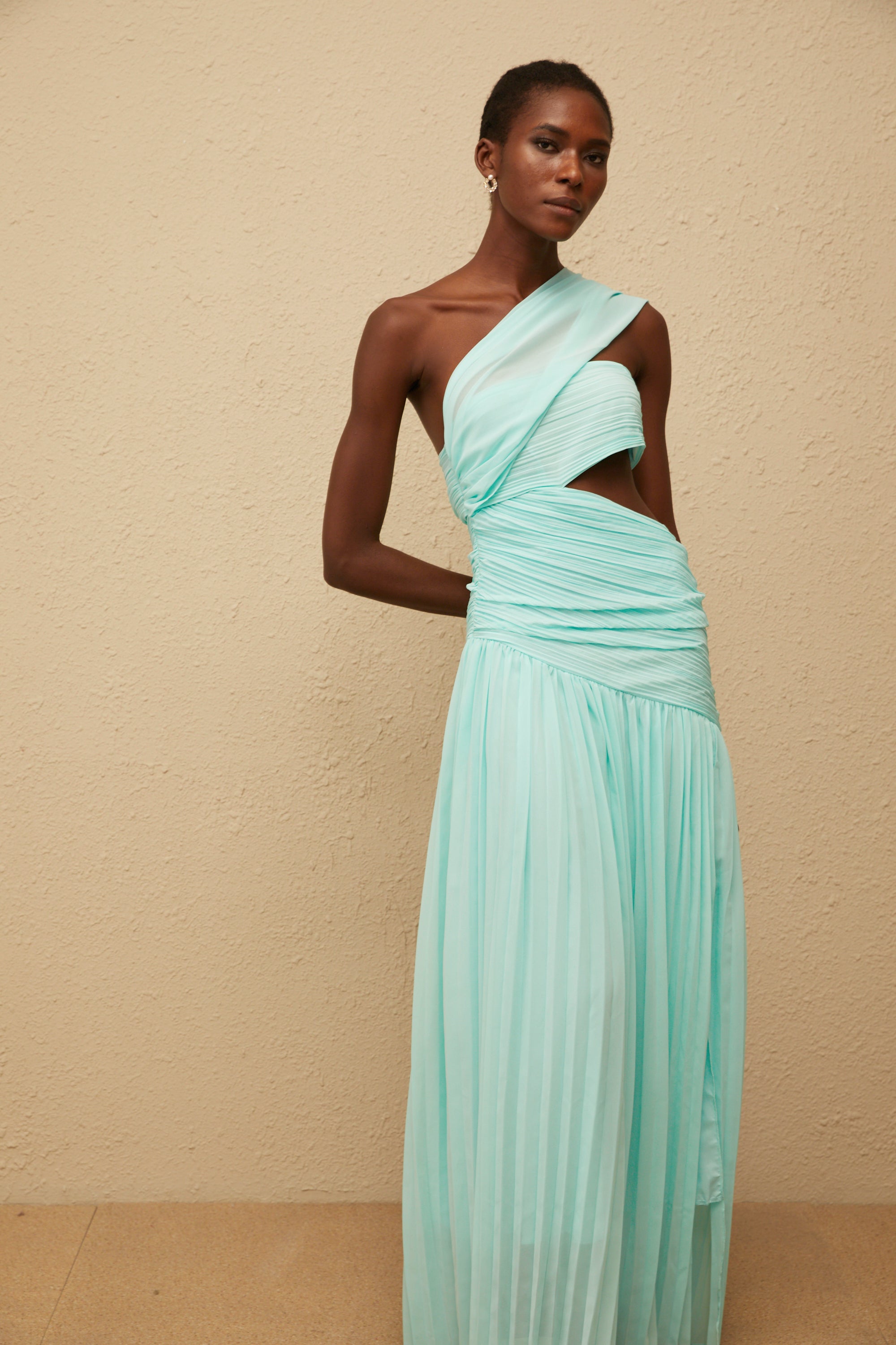 فستان كاترينا ماكسي مطوي غير متماثل باللون الأخضر النعناعي