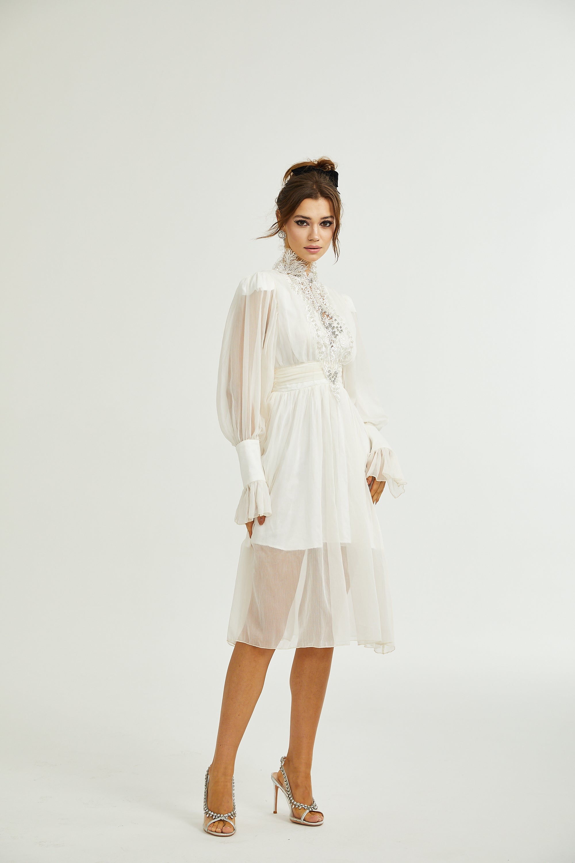 فستان ميراج مزين بتفاصيل الدانتيل