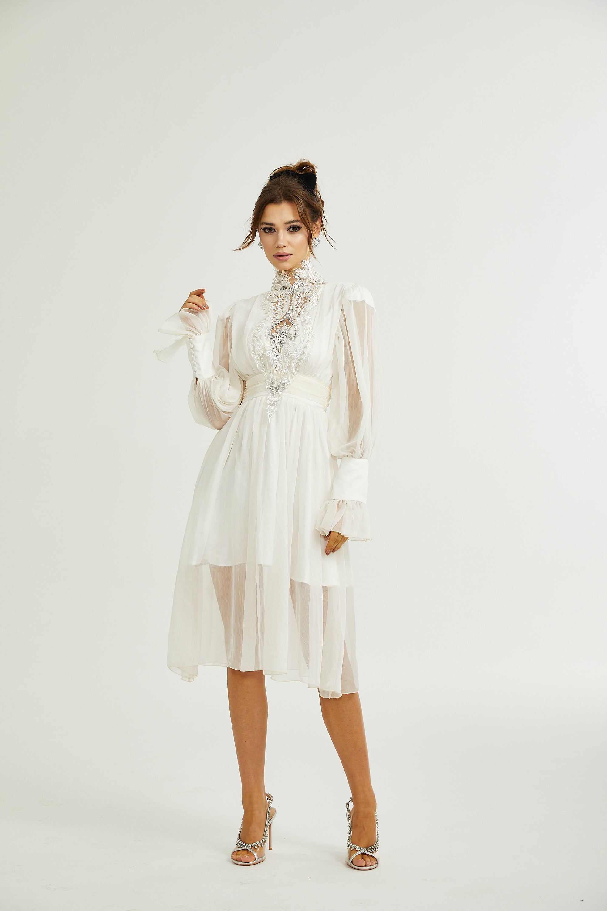 فستان ميراج مزين بتفاصيل الدانتيل