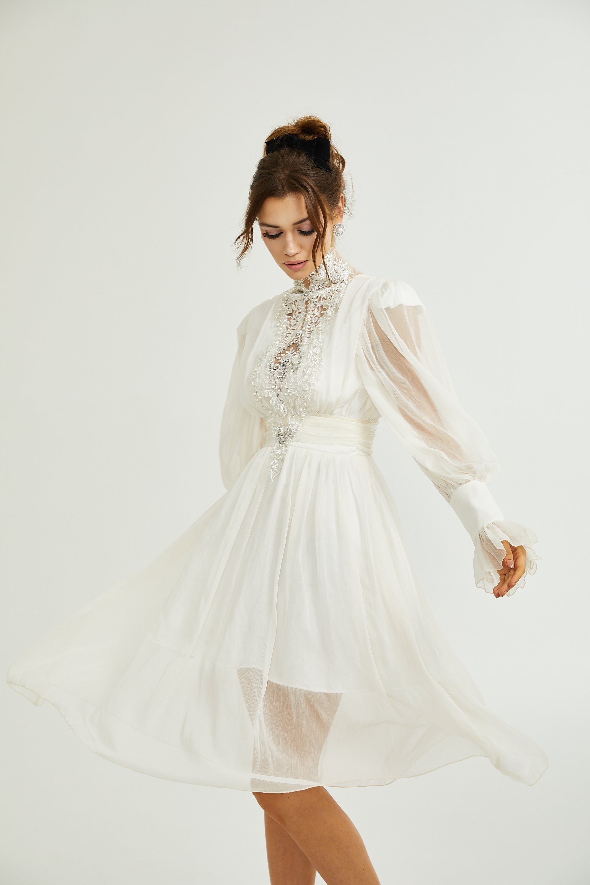 فستان ميراج مزين بتفاصيل الدانتيل