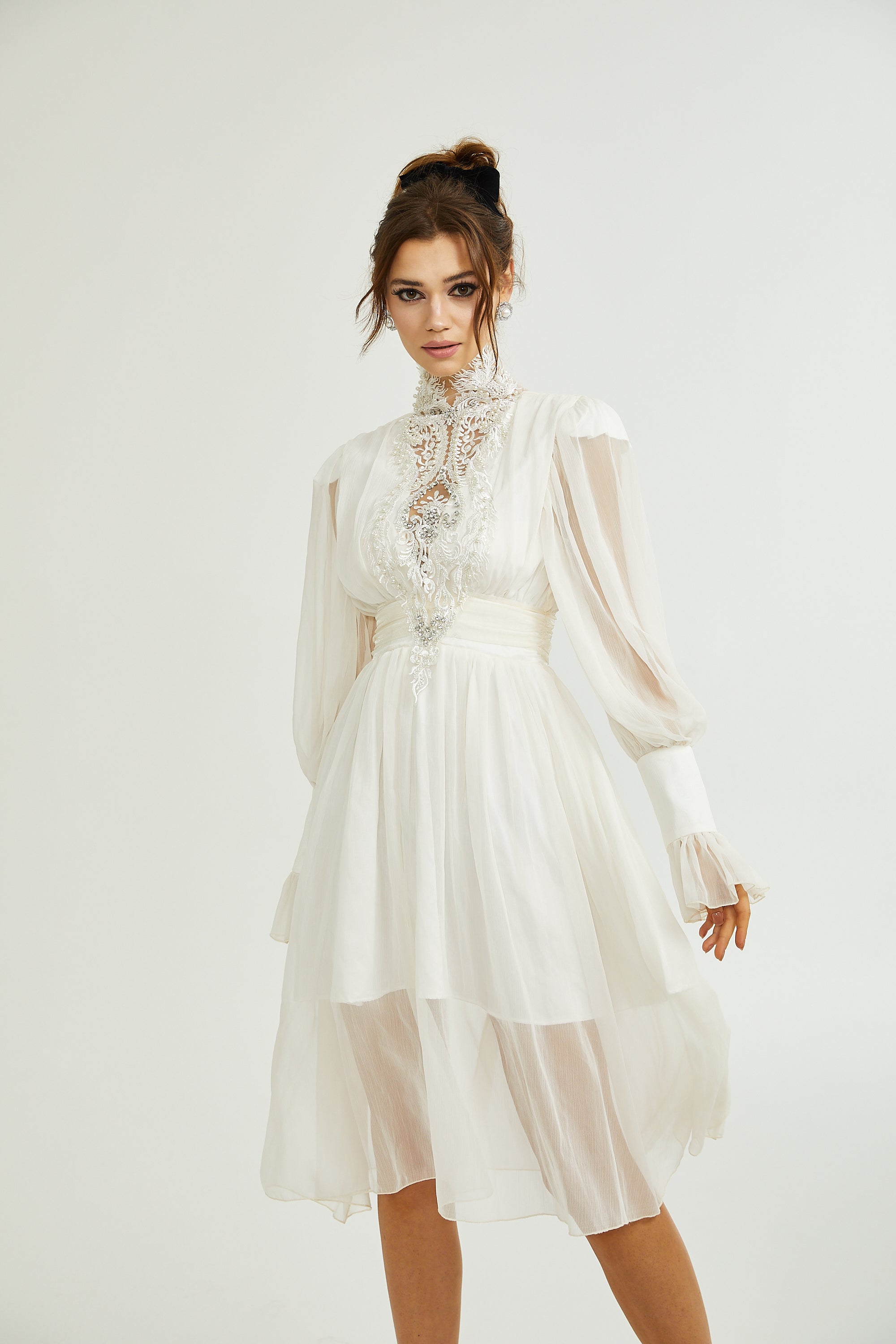 فستان ميراج مزين بتفاصيل الدانتيل