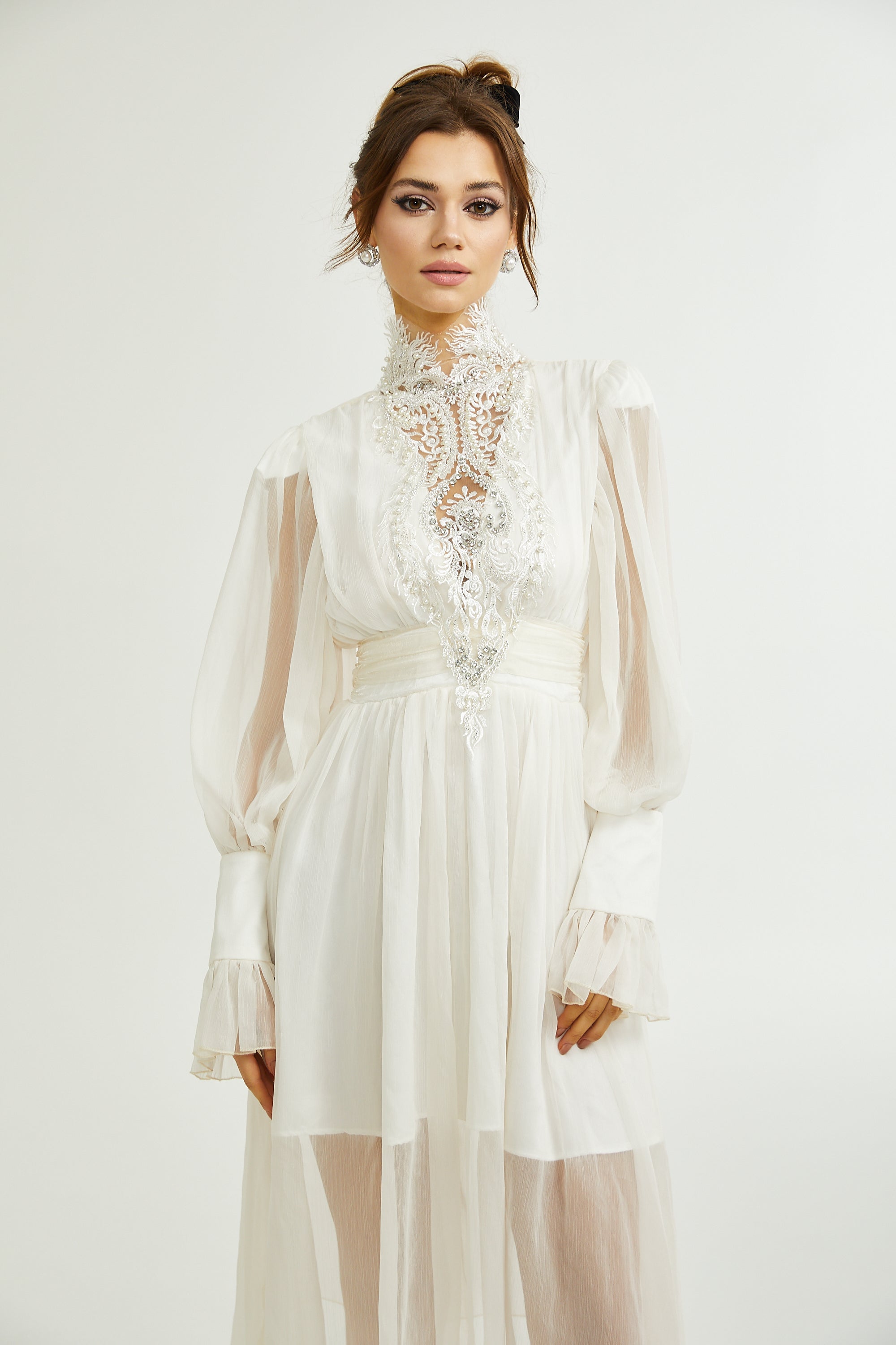 فستان ميراج مزين بتفاصيل الدانتيل