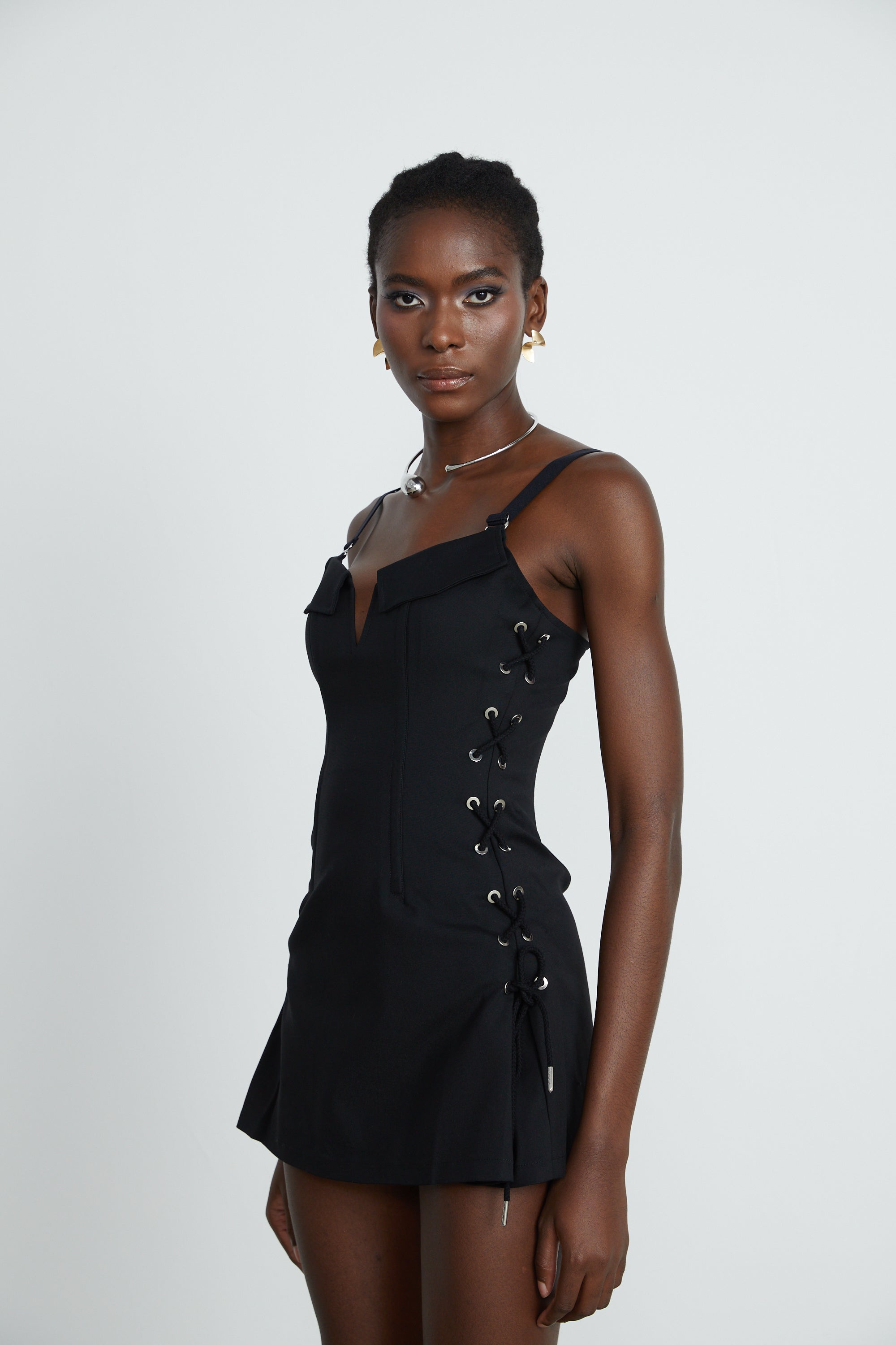 فستان جاينا الأسود ذو الجيب والخطاف