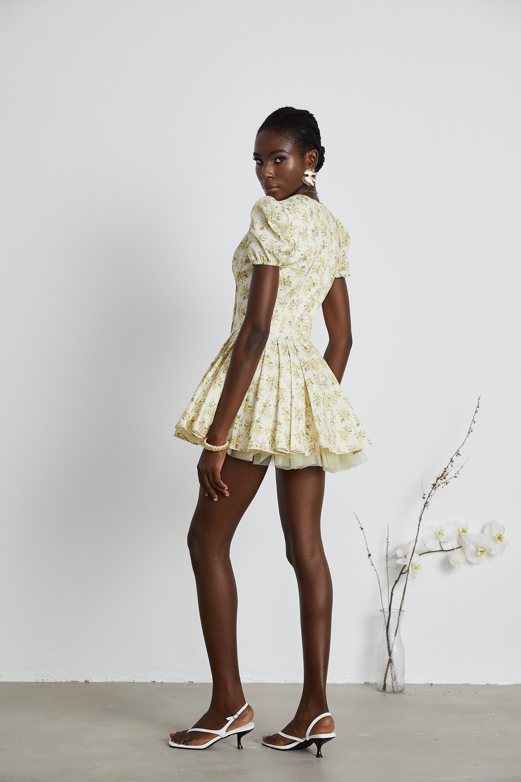 فستان ليان قصير مطوي بطبعات الأزهار