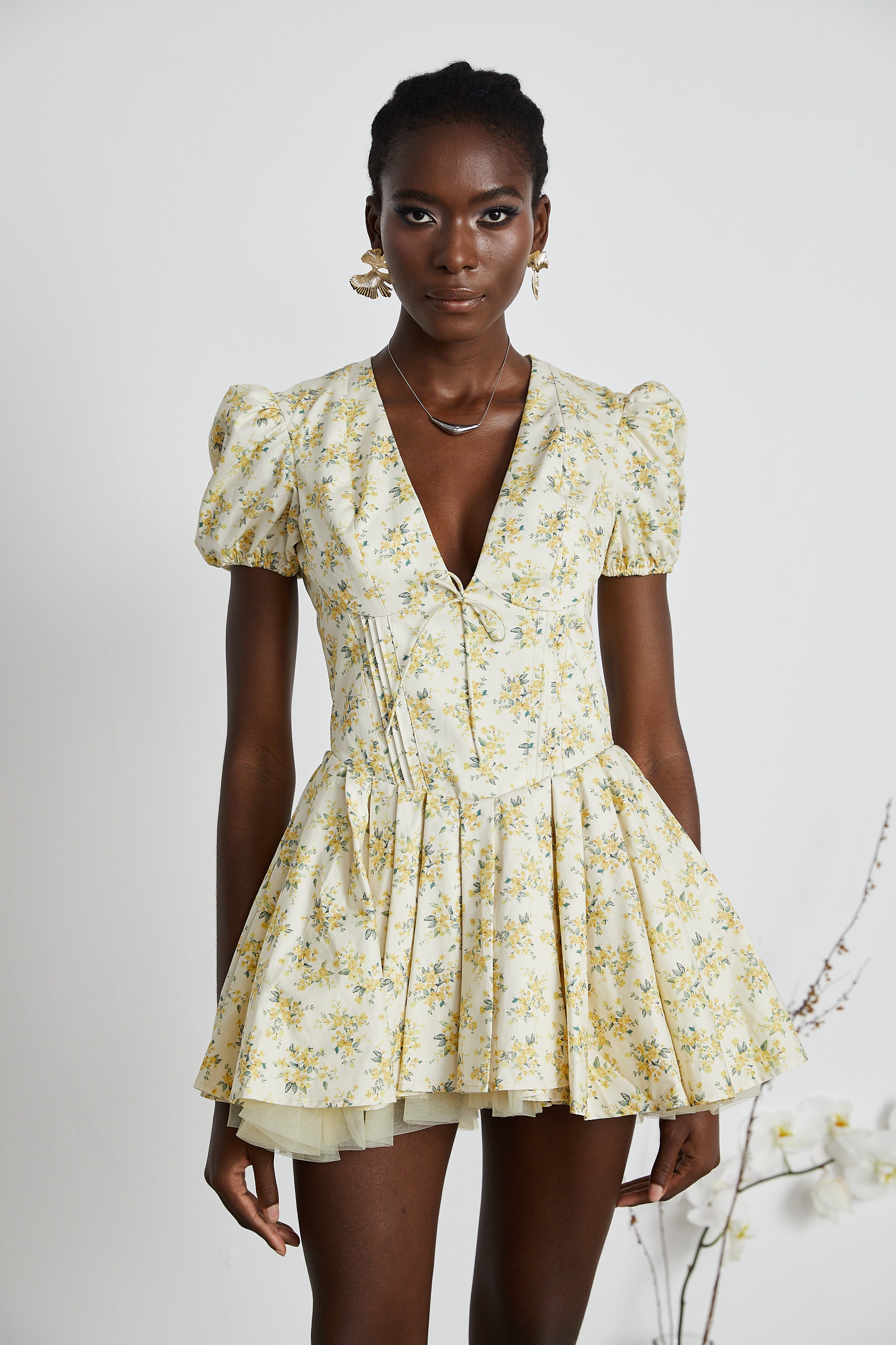 فستان ليان قصير مطوي بطبعات الأزهار