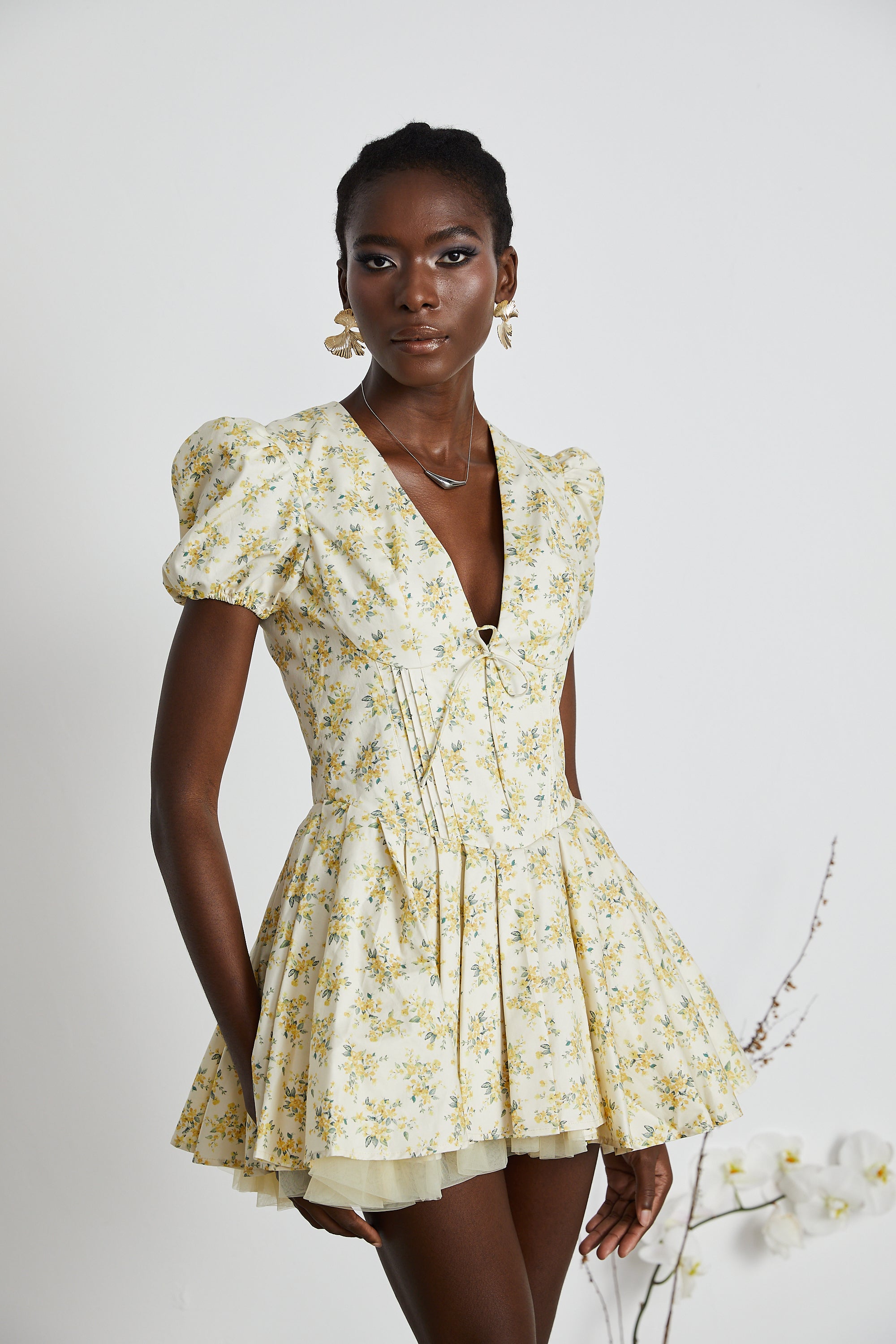 فستان ليان قصير مطوي بطبعات الأزهار