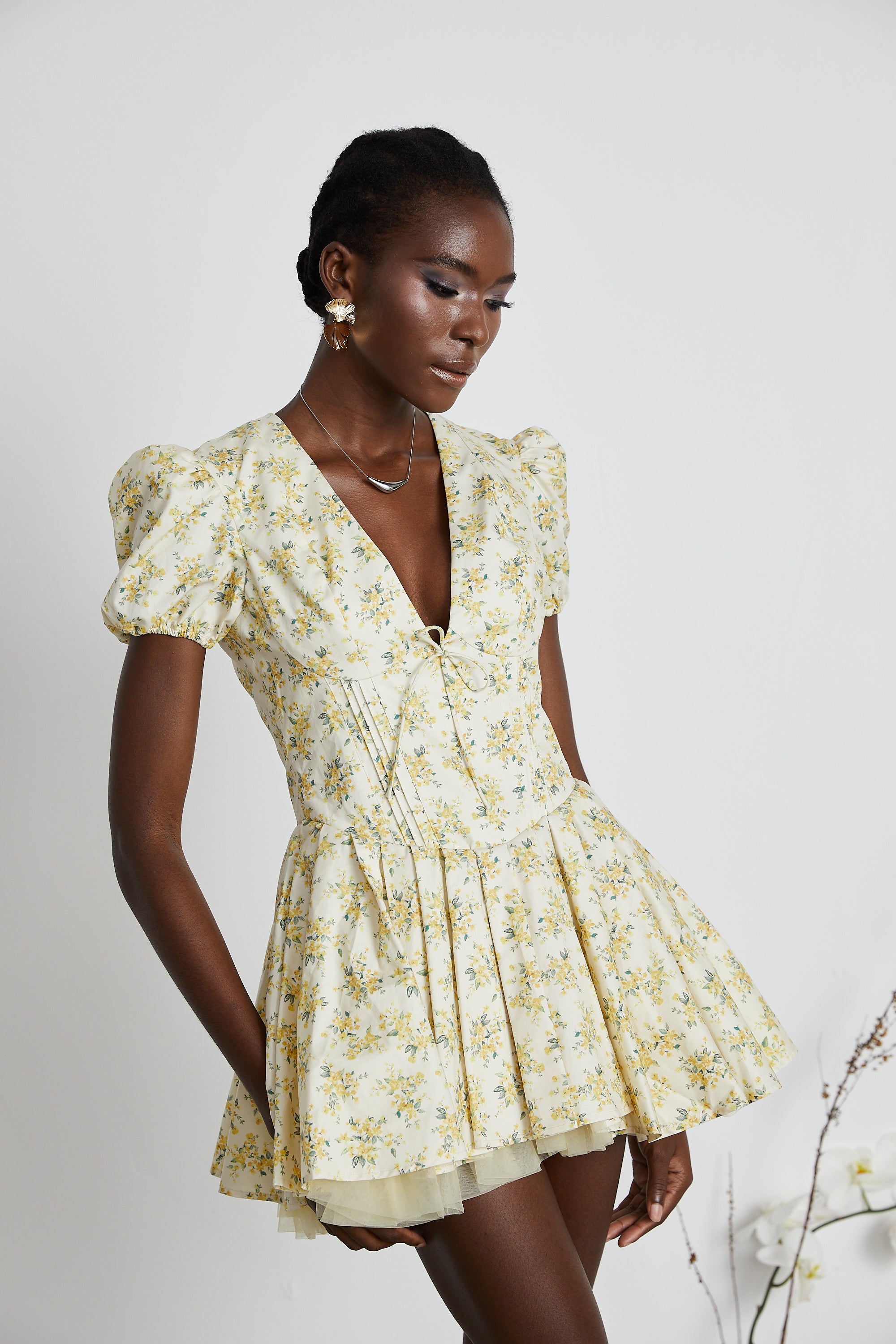 فستان ليان قصير مطوي بطبعات الأزهار