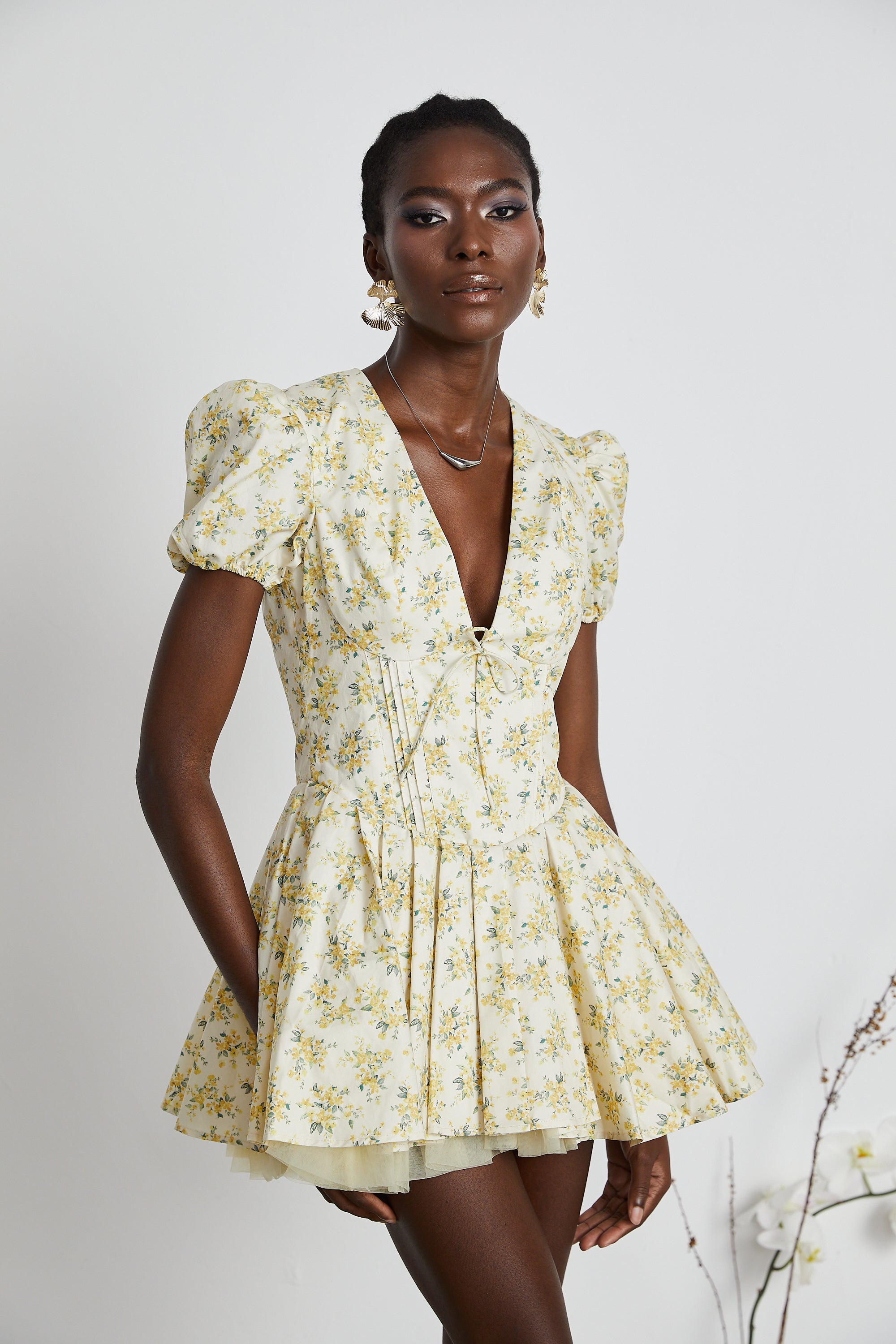 فستان ليان قصير مطوي بطبعات الأزهار