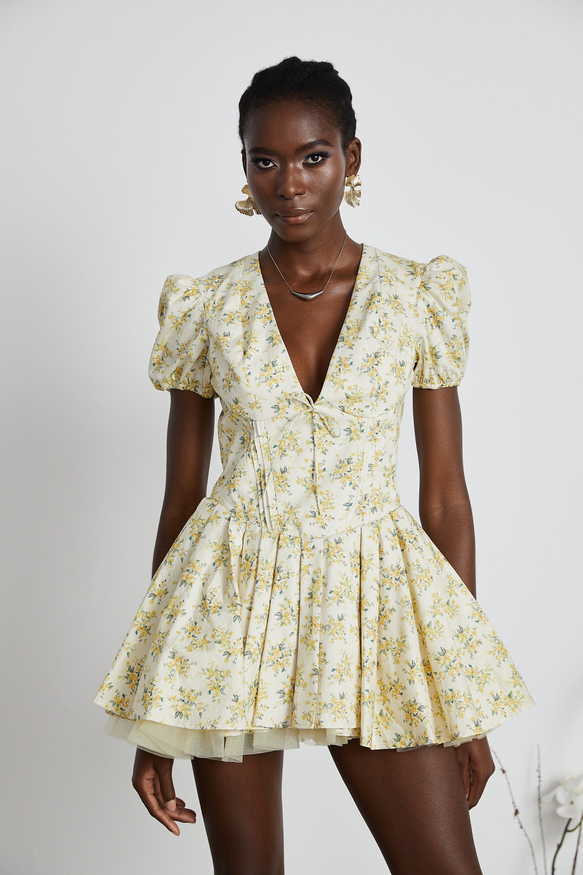 فستان ليان قصير مطوي بطبعات الأزهار