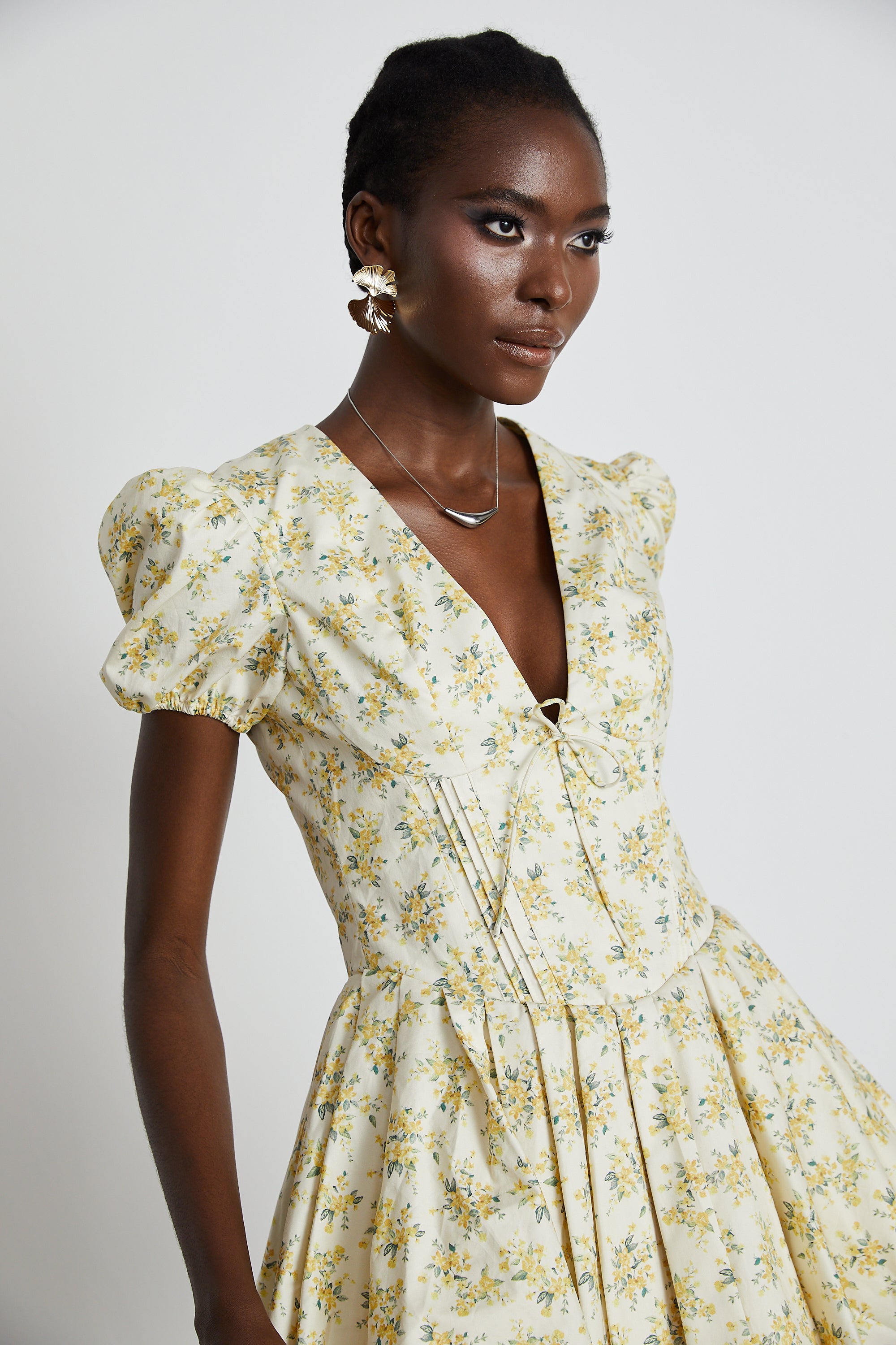 فستان ليان قصير مطوي بطبعات الأزهار