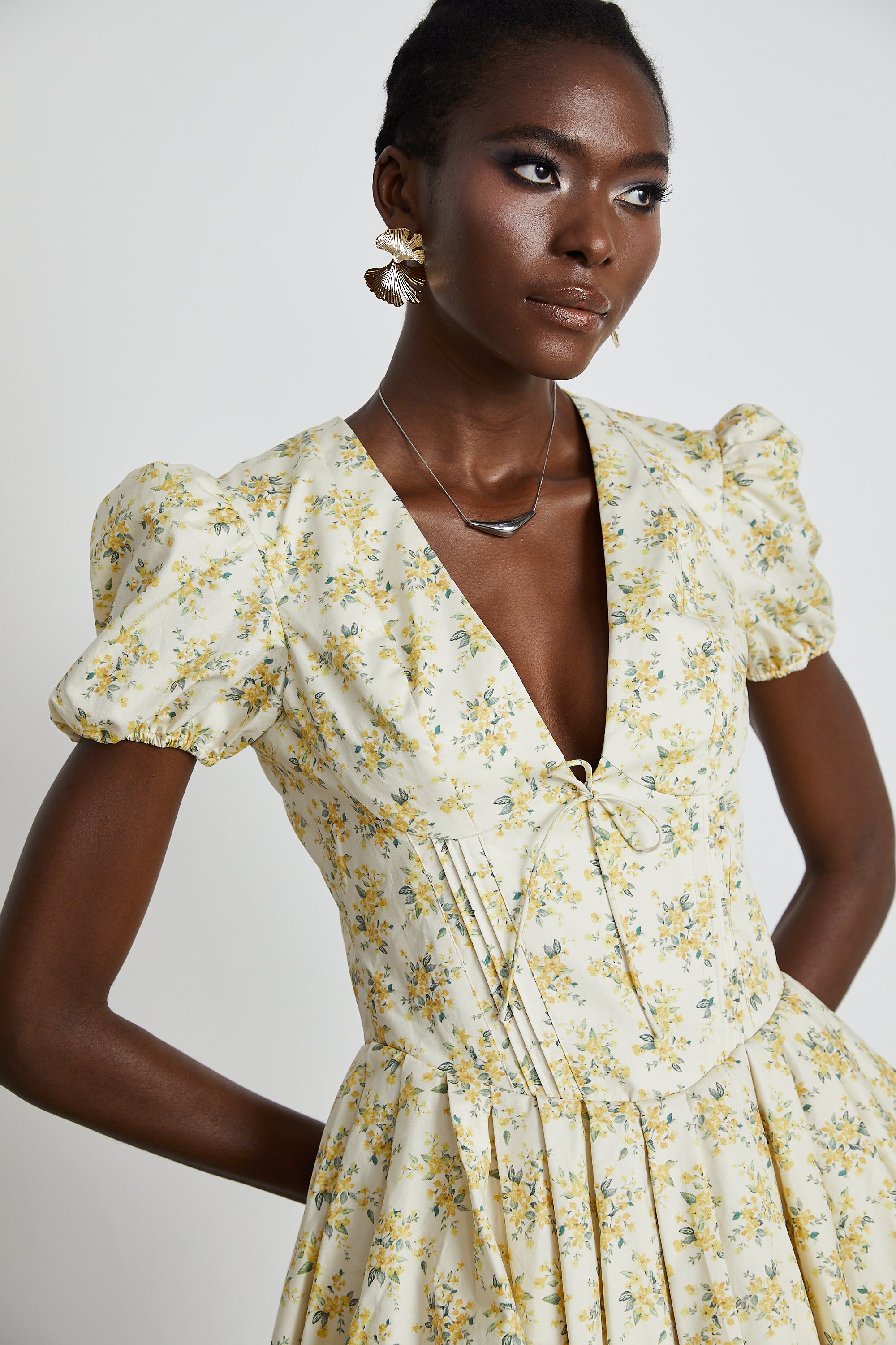 فستان ليان قصير مطوي بطبعات الأزهار