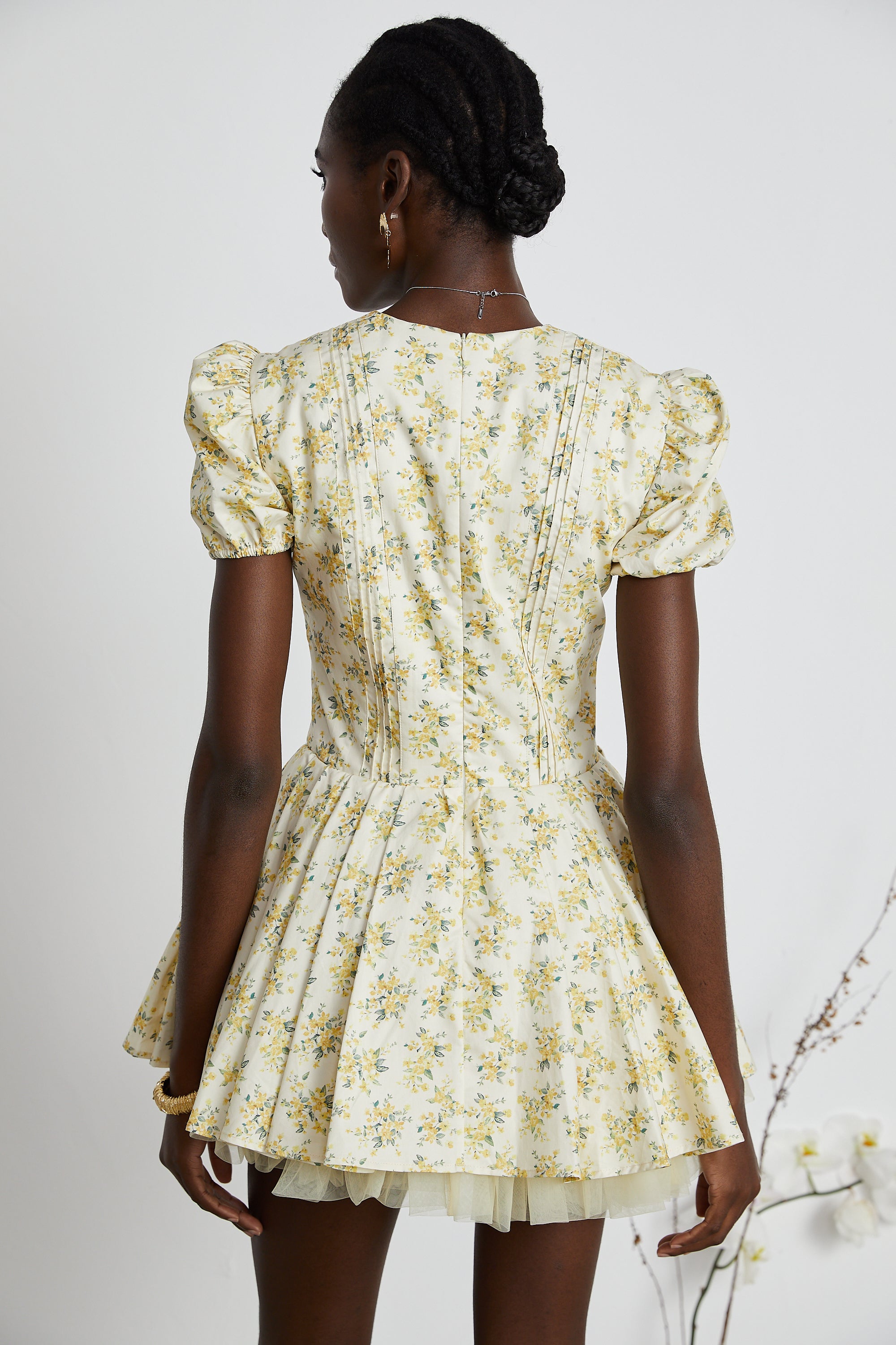 فستان ليان قصير مطوي بطبعات الأزهار