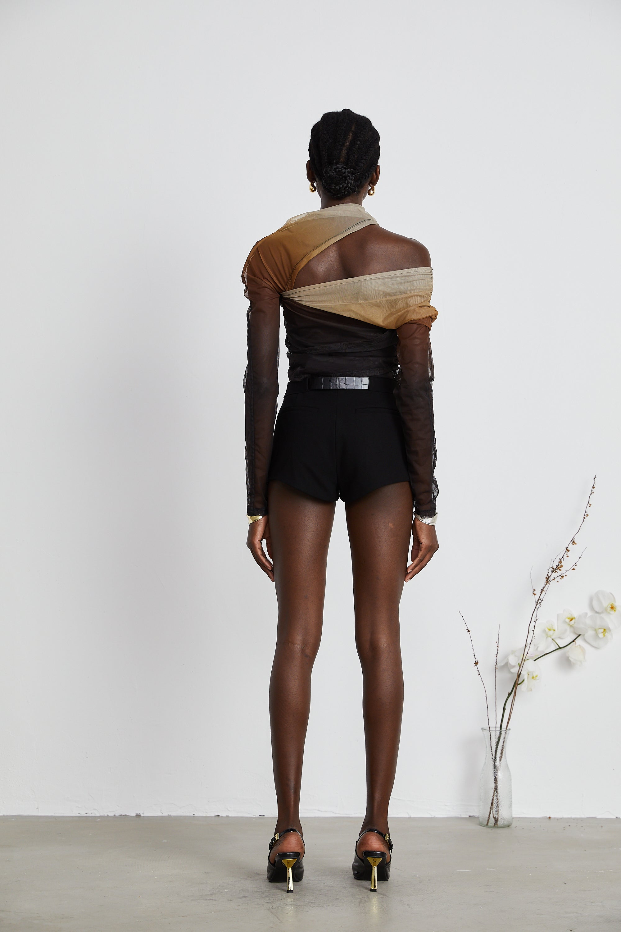 شورت قصير بحزام من أريانا