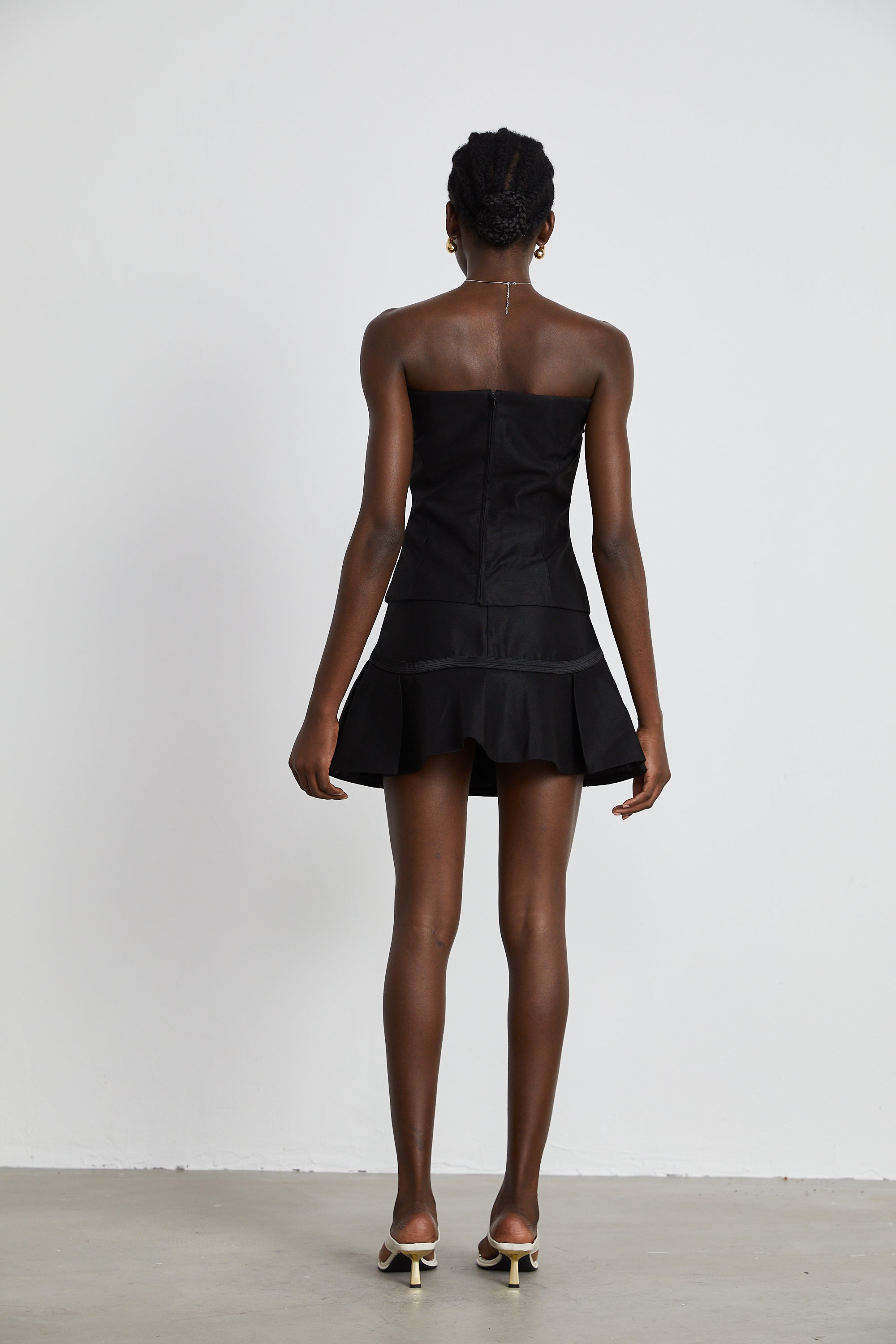 طقم مارغو الأسود المكون من بلوزة وتنورة متناسقين