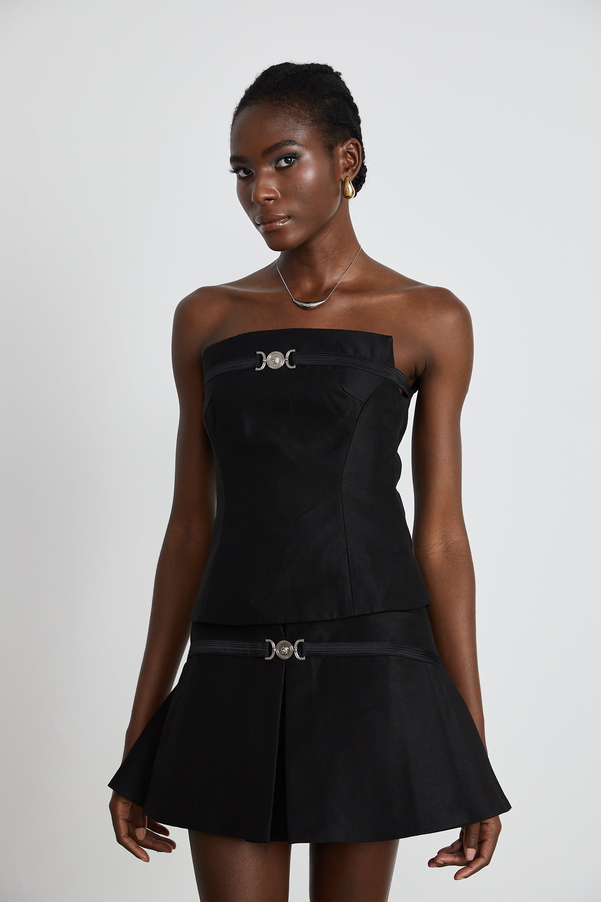 طقم مارغو الأسود المكون من بلوزة وتنورة متناسقين