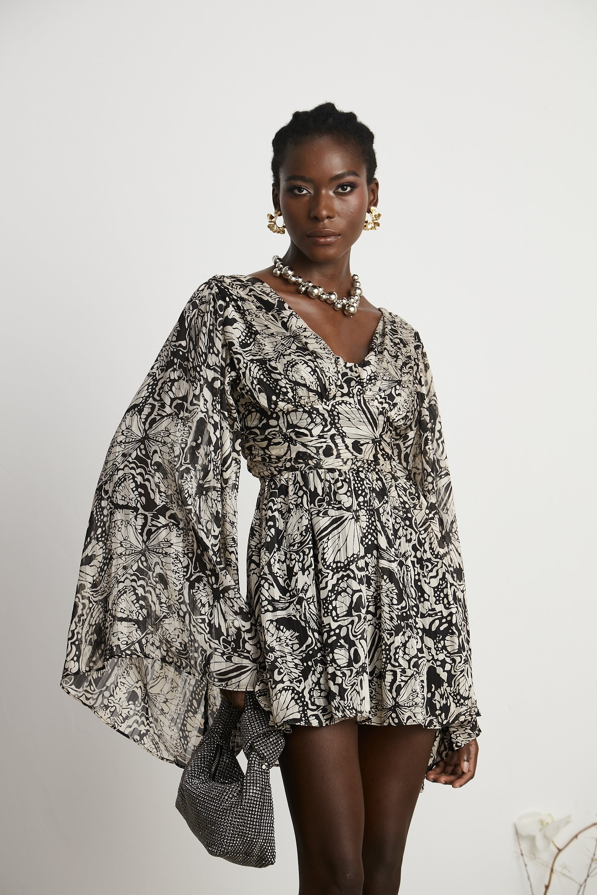 فستان قصير بفتحة رقبة على شكل حرف V وطبعة نقشة بيرين