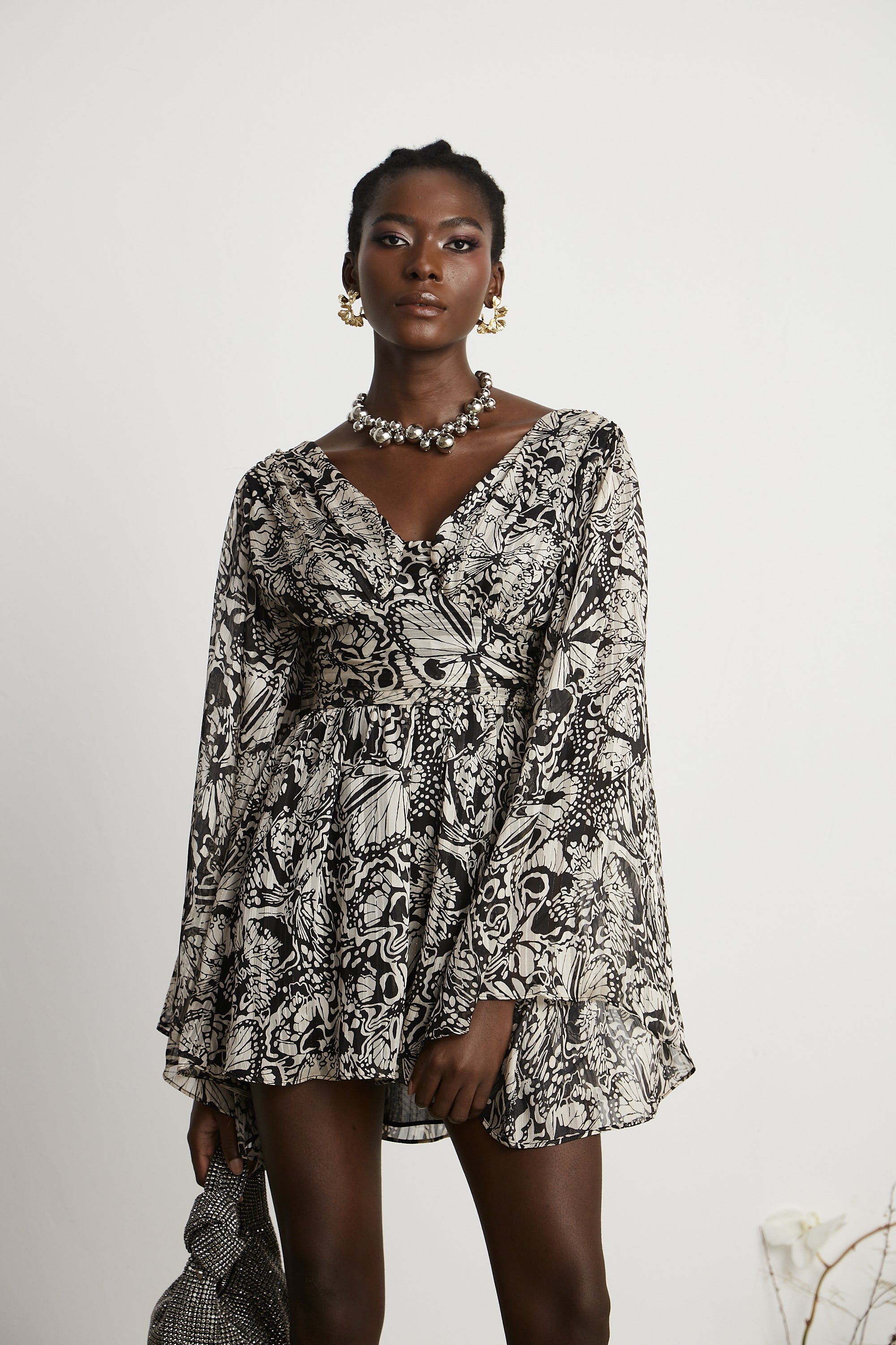 فستان قصير بفتحة رقبة على شكل حرف V وطبعة نقشة بيرين