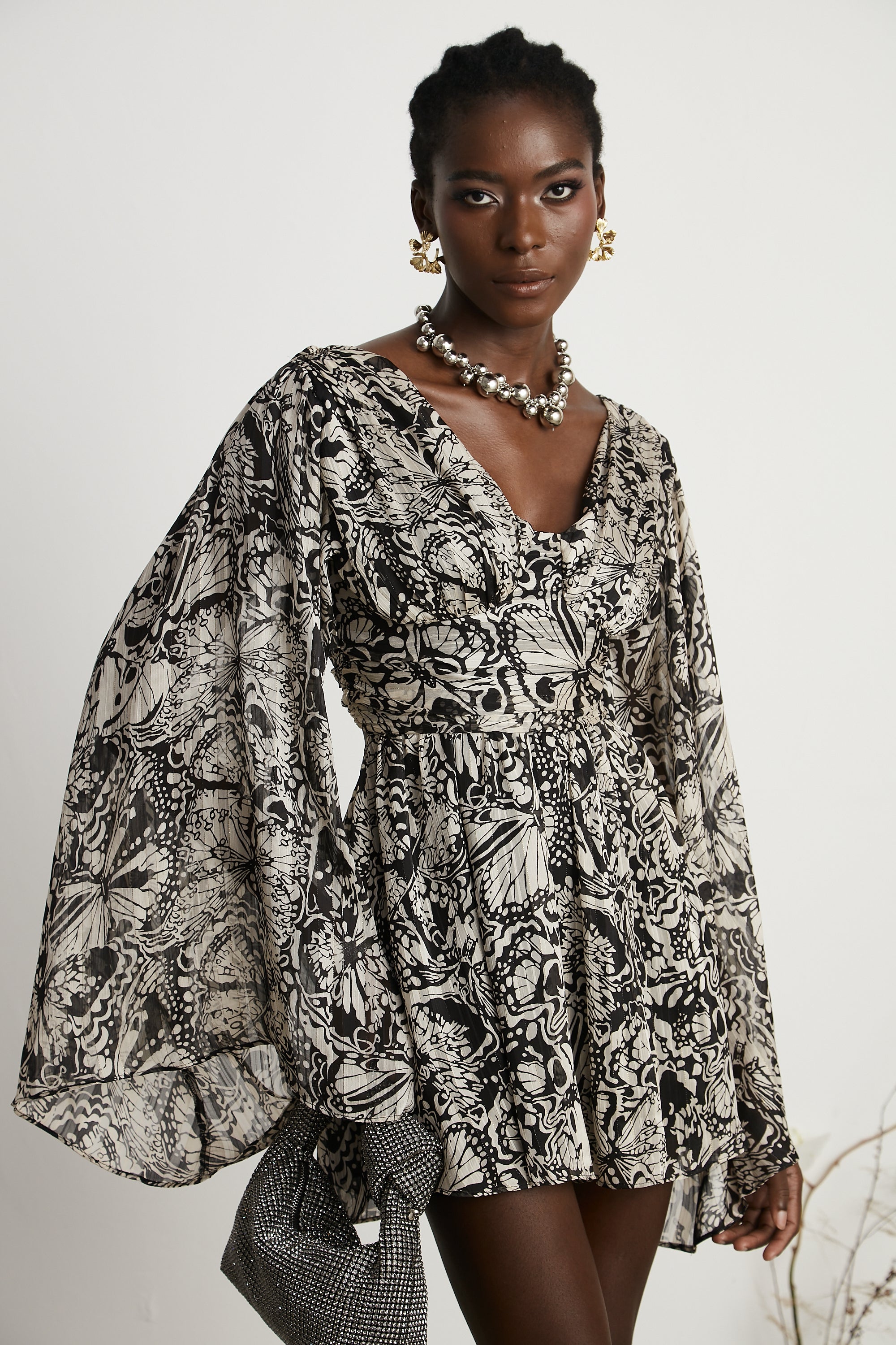 فستان قصير بفتحة رقبة على شكل حرف V وطبعة نقشة بيرين