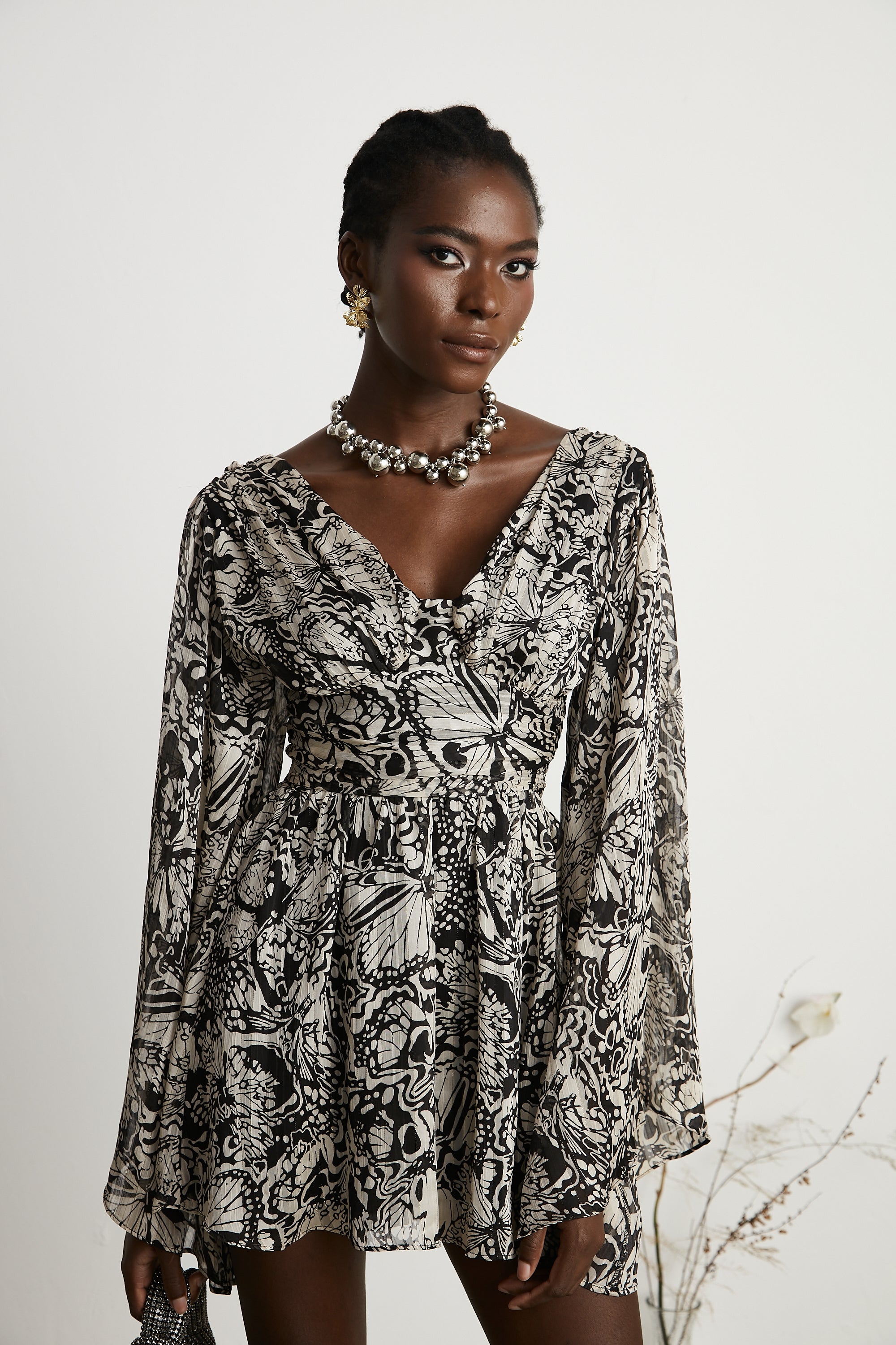 فستان قصير بفتحة رقبة على شكل حرف V وطبعة نقشة بيرين