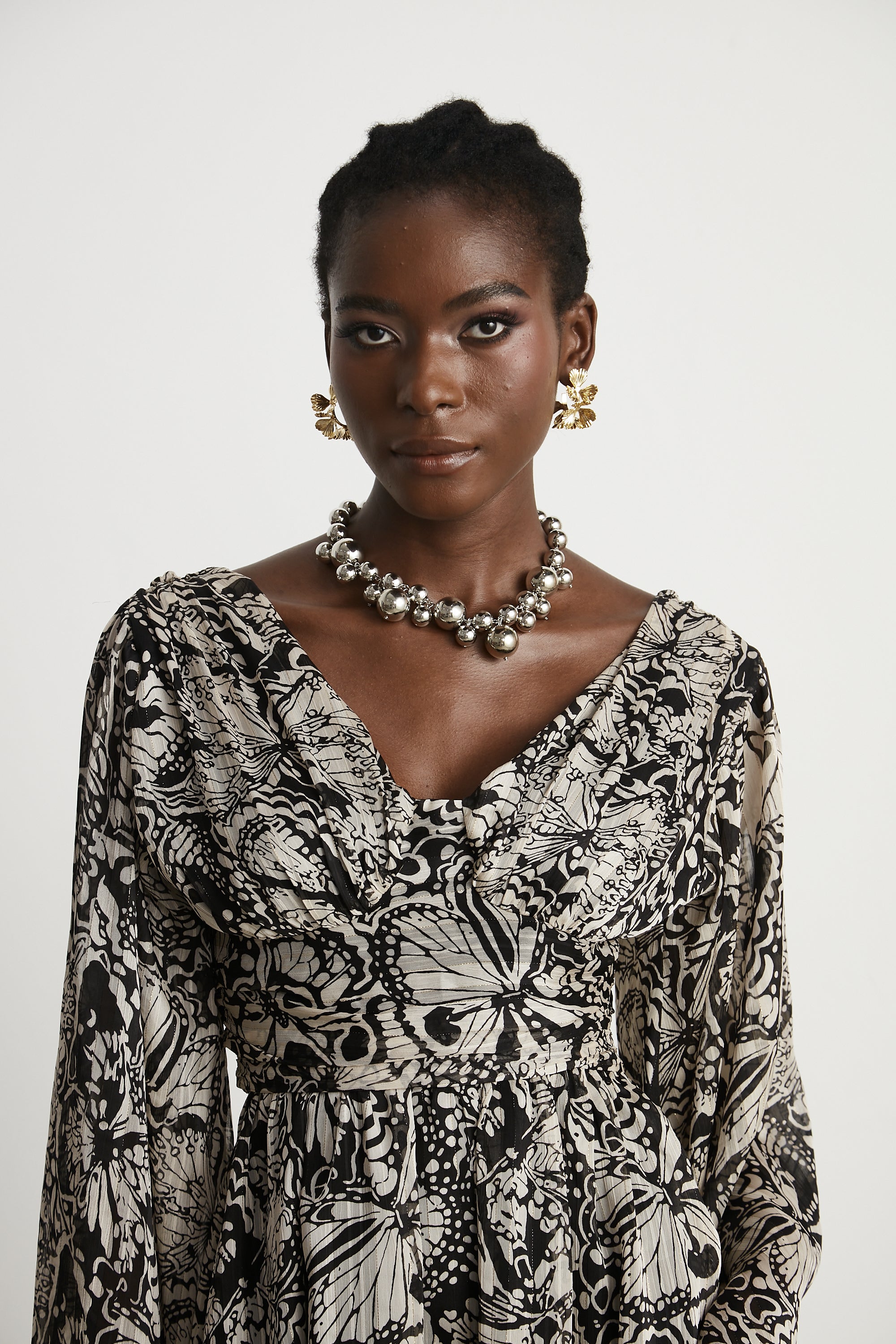 فستان قصير بفتحة رقبة على شكل حرف V وطبعة نقشة بيرين