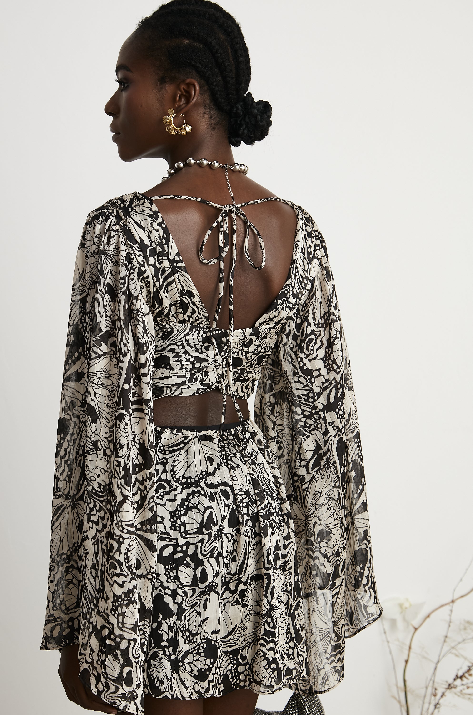 فستان قصير بفتحة رقبة على شكل حرف V وطبعة نقشة بيرين