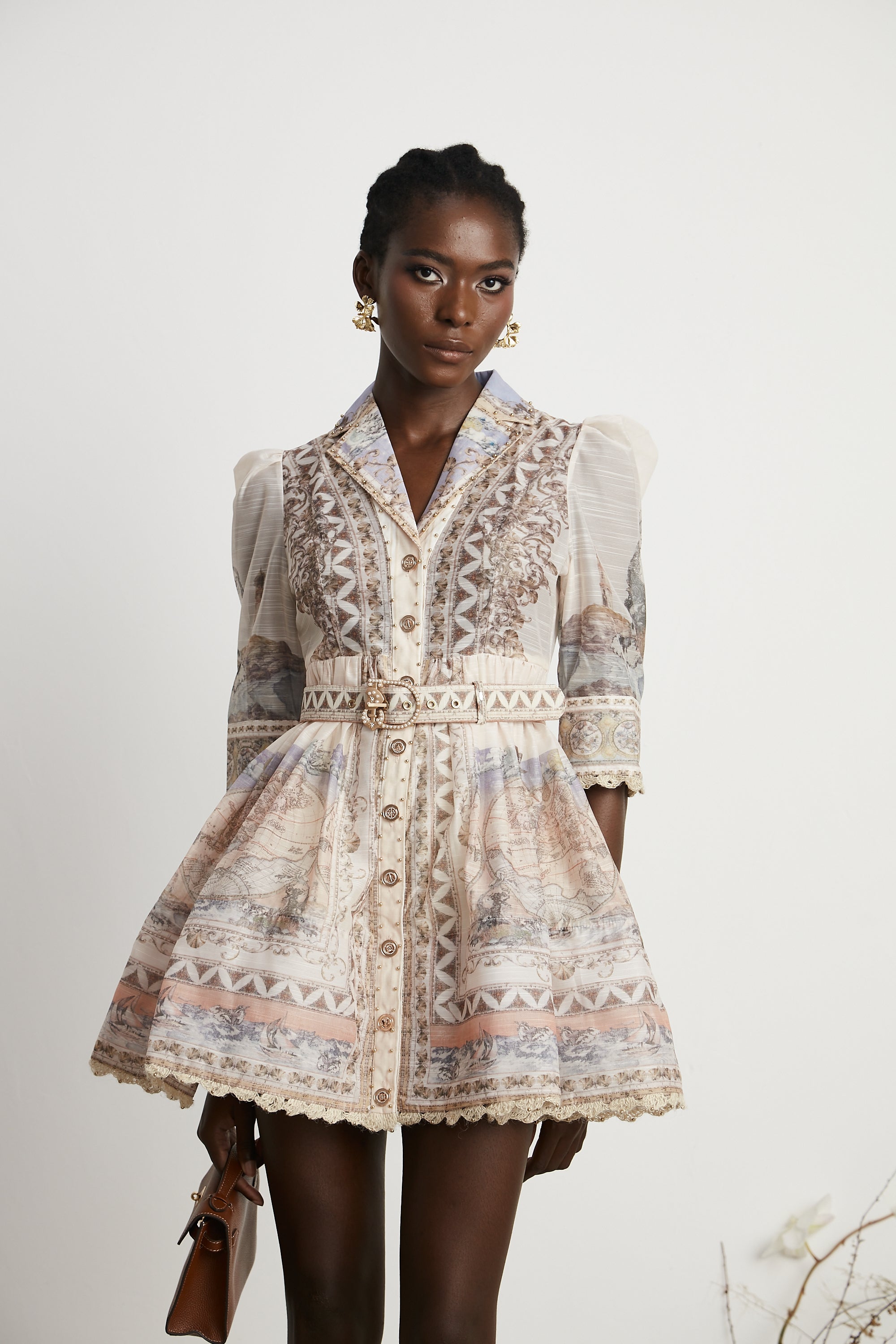 فستان جوزفين قصير بحزام وفتحة رقبة على شكل حرف V